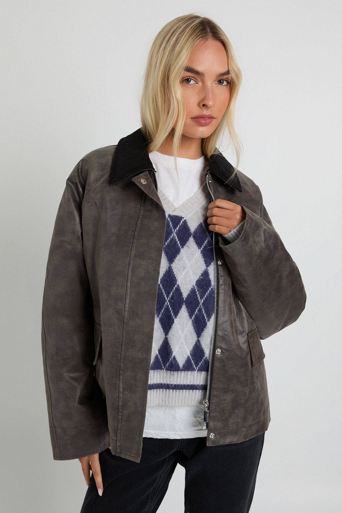 Womens Suede Look Contrast Stitching Collared Jacket - Charcoal - 34, Charcoal von boohoo