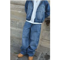 Lockere Jeans mit Kreuz-Applikation - Blau - 36R, Blau von boohooman