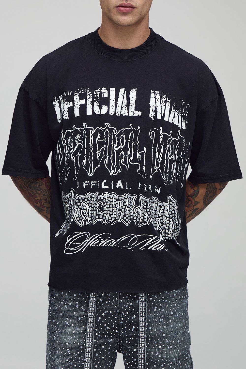 Black Oversized Boxy Washed Official Man Raw Hem Rhinestone Graphic T-Shirt von boohooman