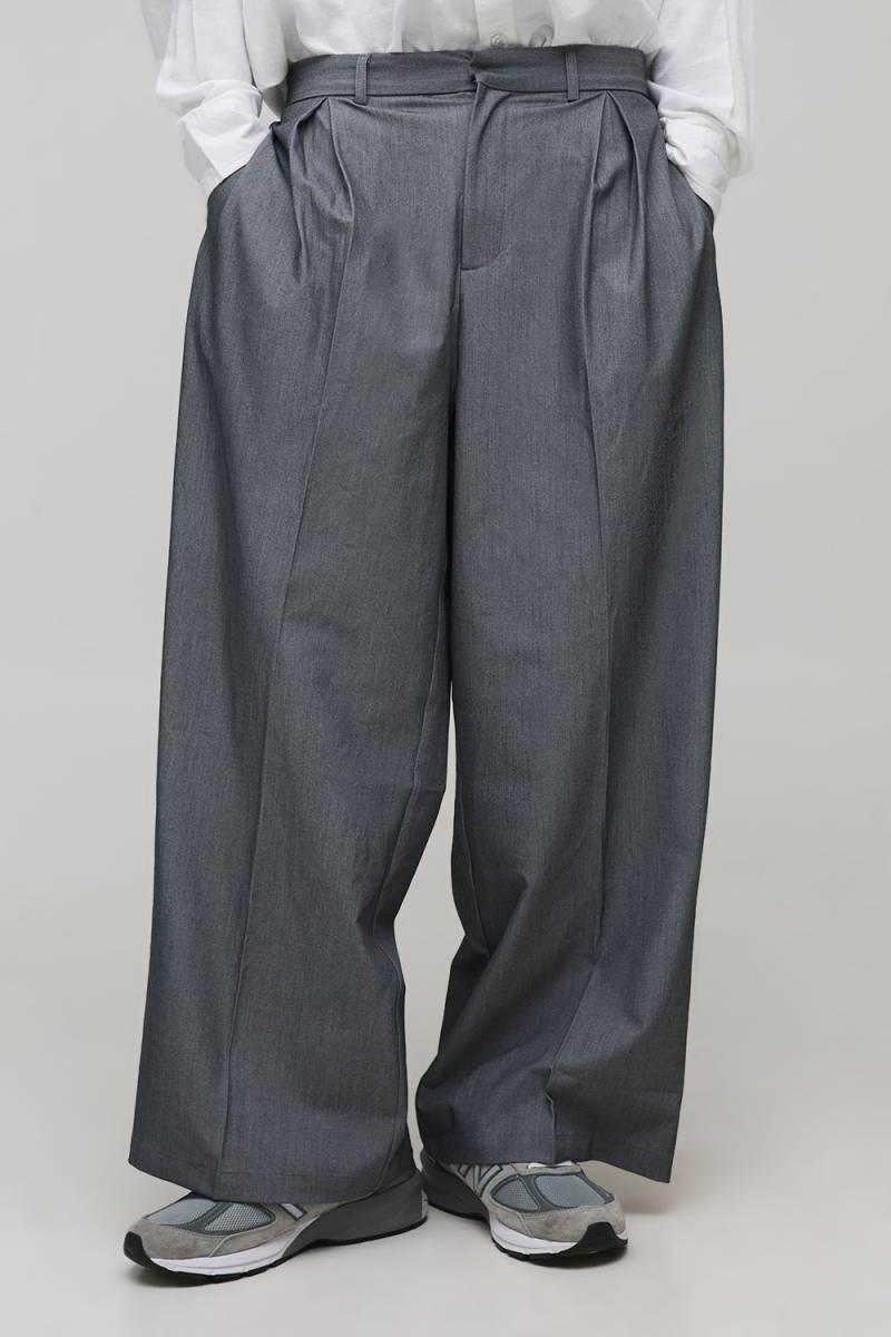 Breite Passform smarte Hose mit Bundfalte - Grau - 30, Grau von boohooman