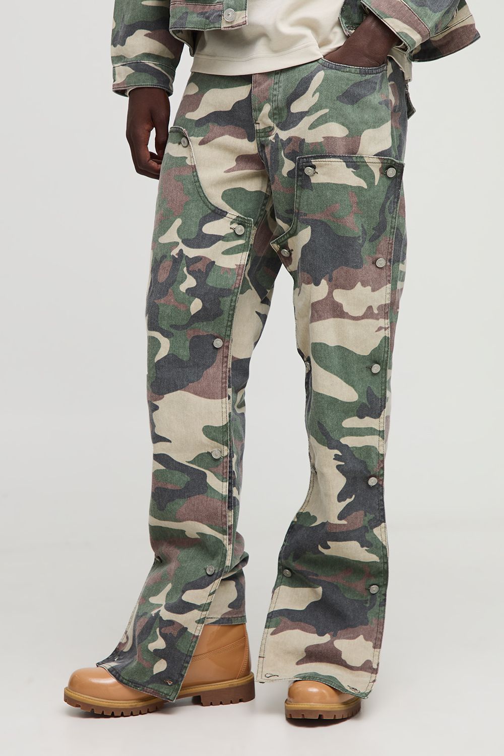 Camouflage Jeans mit geradem Bein und abnehmbarem Detail - Khaki - 32R, Khaki von boohooman