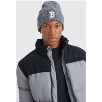 Gerippte Beanie mit B-Aufnäher - Grau - ONE SIZE, Grau von boohooman
