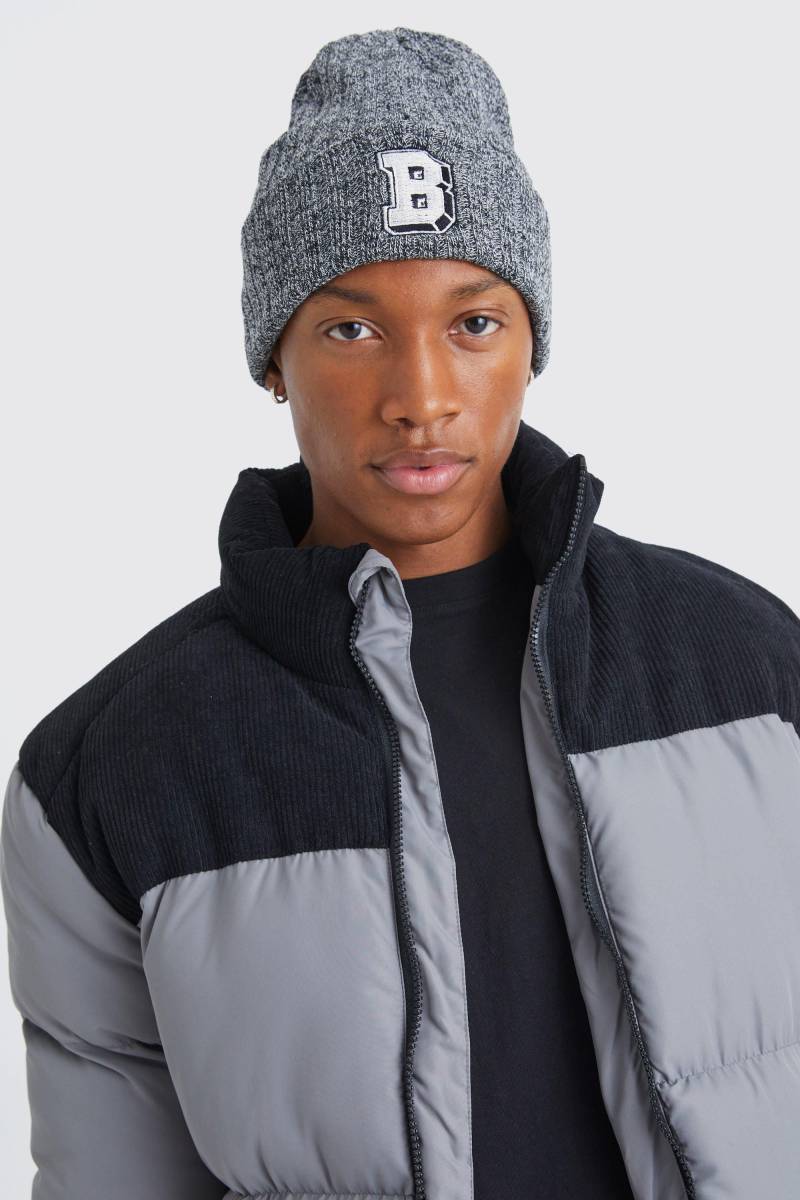 Gerippte Beanie mit B-Aufnäher von boohooman
