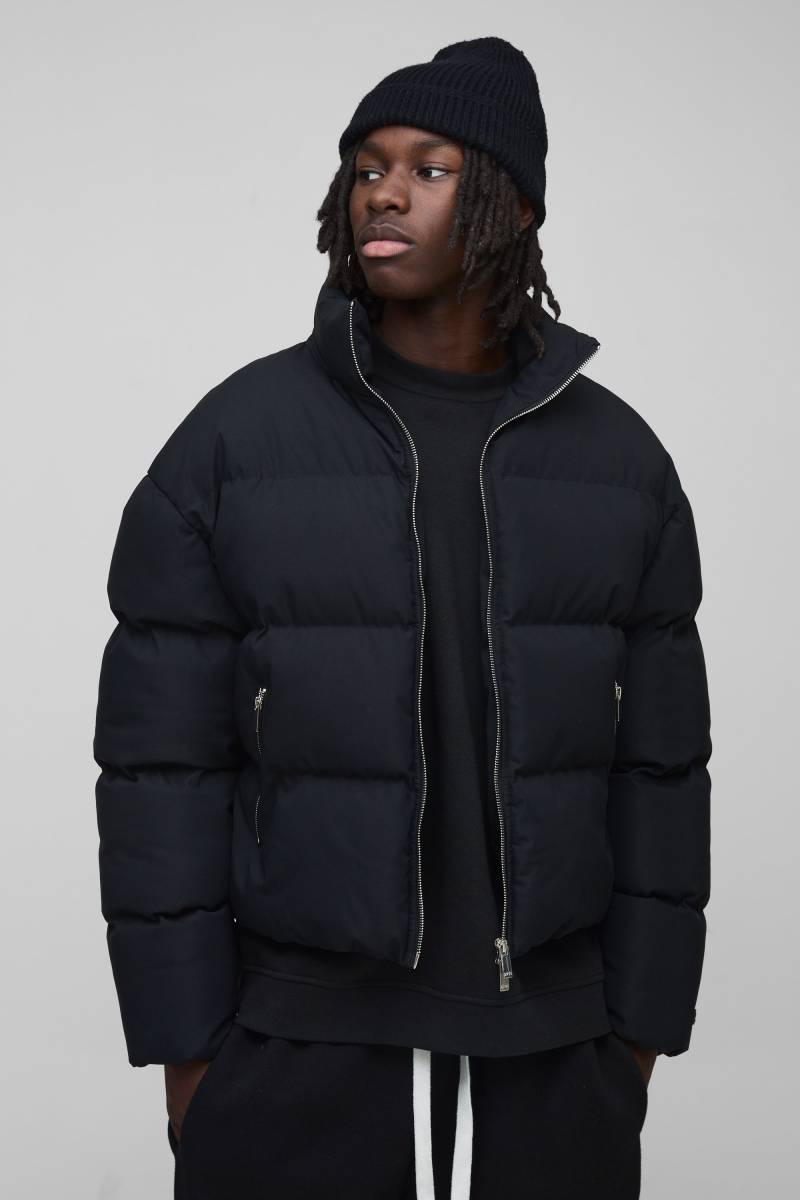 Kastige Man Steppjacke in Schwarz mit Trichterkragen - XS, Schwarz Kastige Man Steppjacke in Schwarz mit Trichterkragen - XS, Schwarz von boohooman