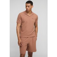 Kastiges strukturiertes Poloshirt mit Stickerei & lockere Shorts - Braun - M, Braun Kastiges strukturiertes Poloshirt mit Stickerei & lockere Shorts - Braun - M, Braun von boohooman