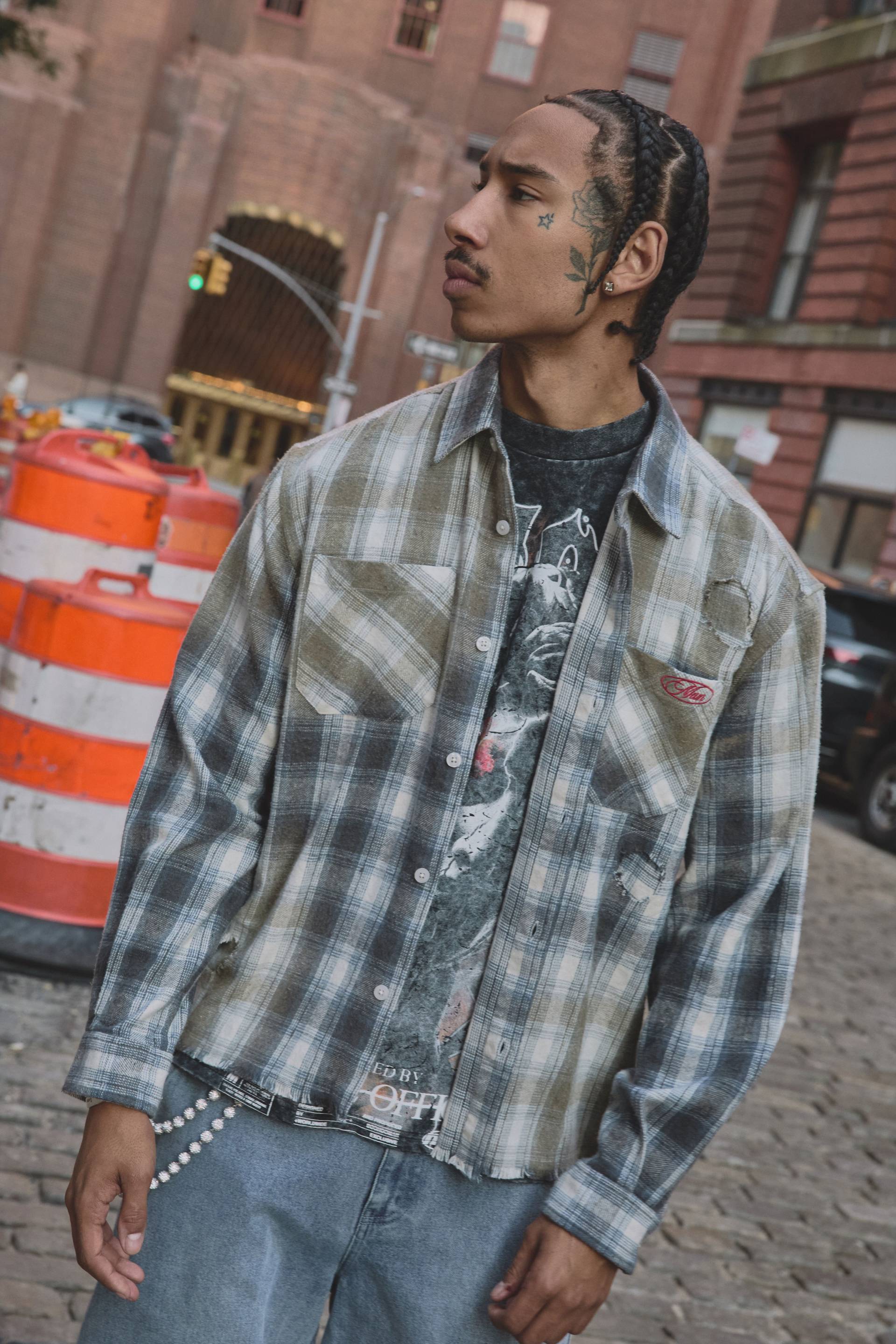 Kastiges zerrissenes Oversize Hemd mit Man-Stickerei von boohooman