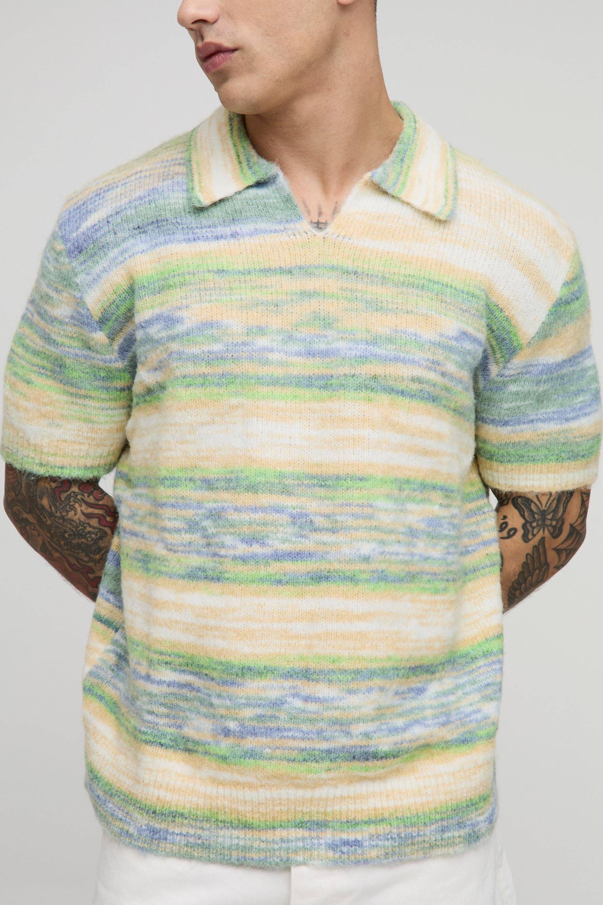 Kurzärmliges kastiges gestreiftes Poloshirt mit V-Ausschnitt - Gelb - XL, Gelb Kurzärmliges kastiges gestreiftes Poloshirt mit V-Ausschnitt - Gelb - XL, Gelb von boohooman