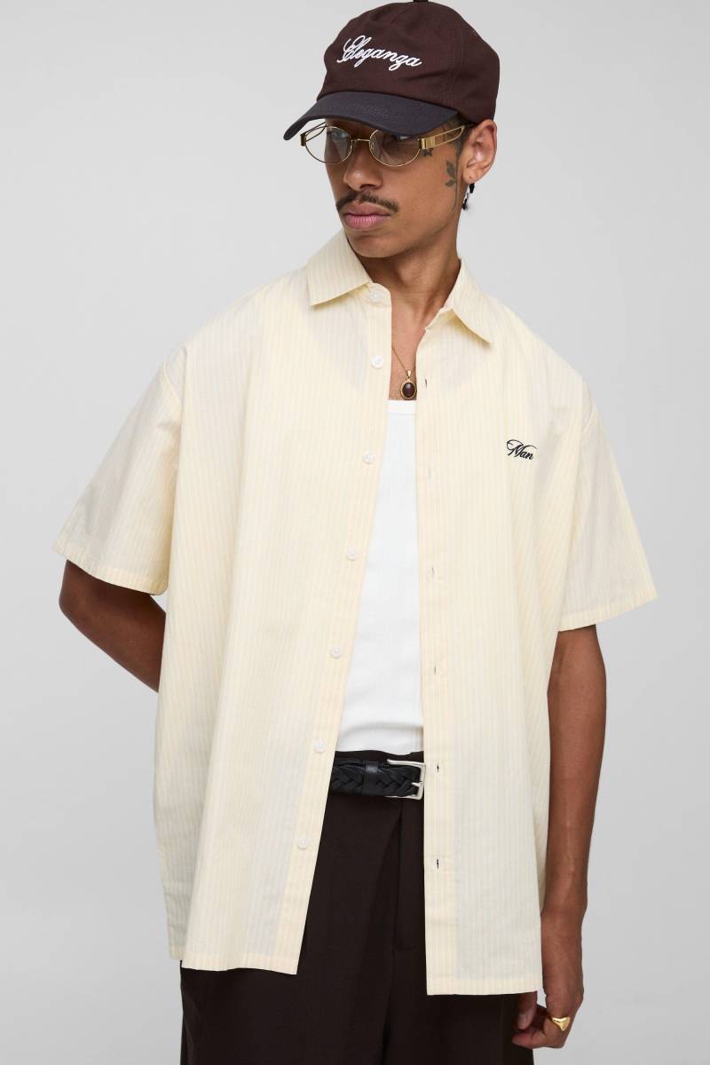 Kurzärmliges super Oversize Hemd mit Streifen und Man-Stickerei - Gelb - S, Gelb von boohooman
