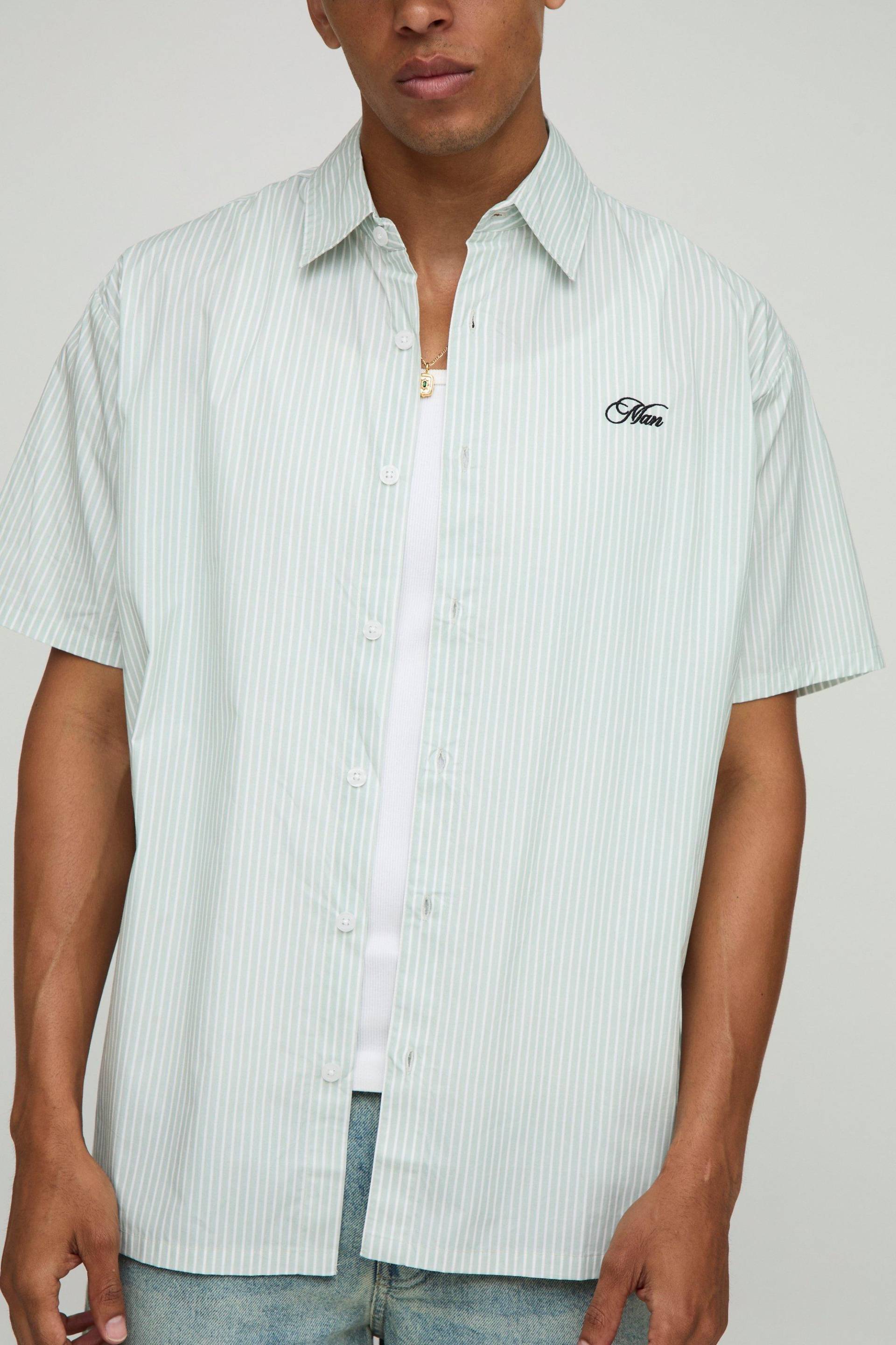Kurzärmliges super Oversize Hemd mit Streifen und Man-Stickerei - Weiß - 2XL, Weiß Kurzärmliges super Oversize Hemd mit Streifen und Man-Stickerei - Weiß - 2XL, Weiß von boohooman