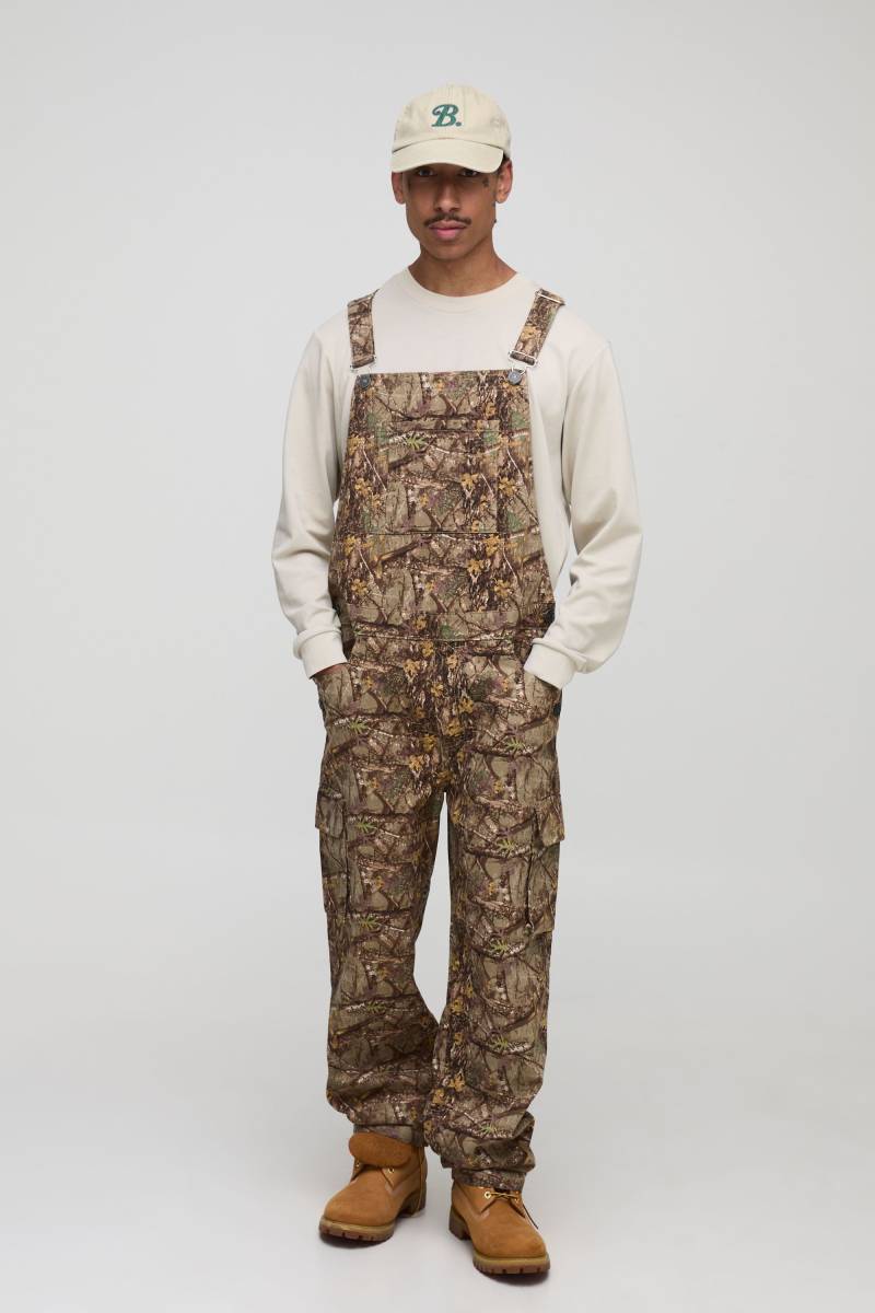 Lockere Camouflage Latzhose mit Cargo-Taschen - Khaki - S, Khaki von boohooman