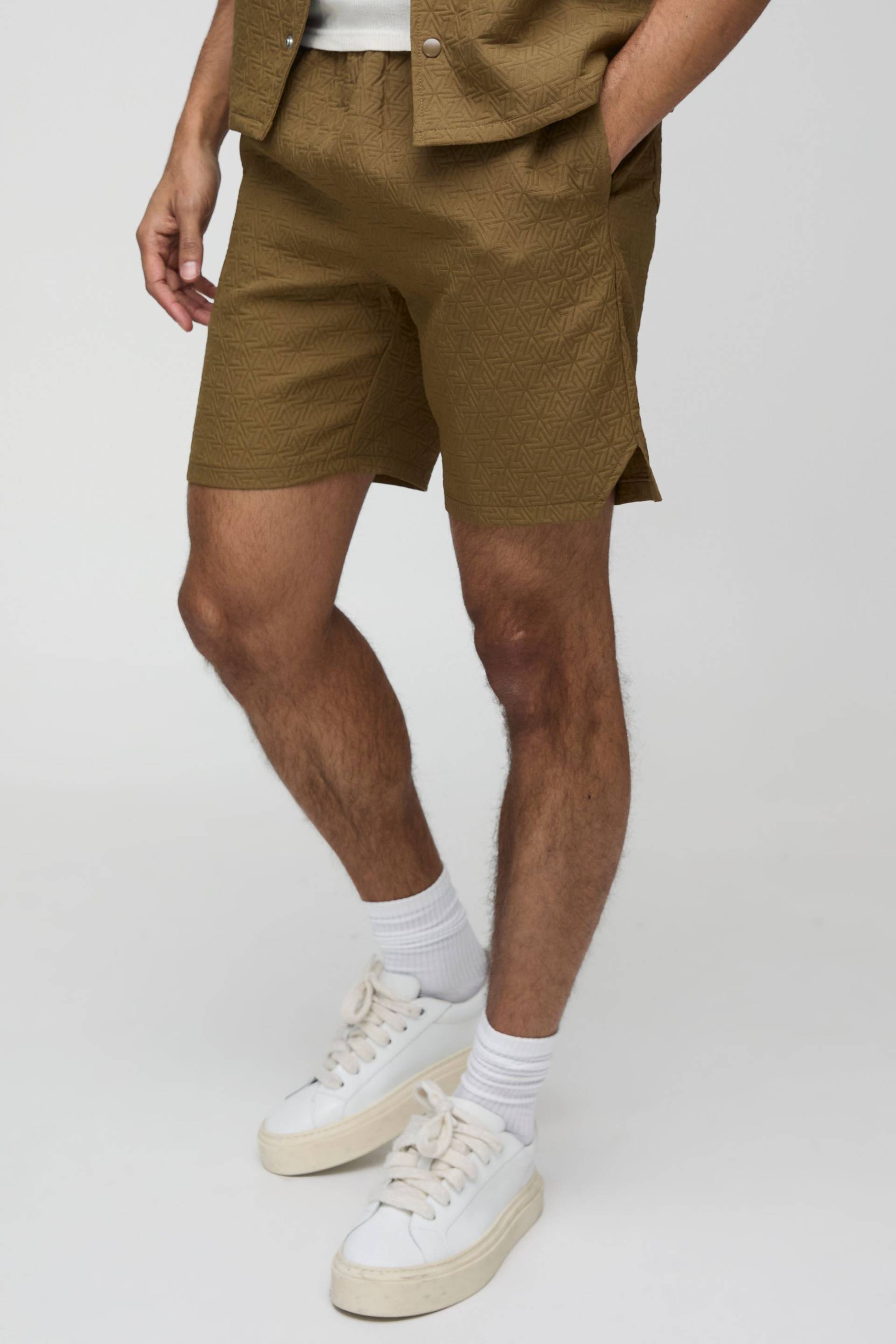 Lockere gepolsterte Shorts mit abstraktem Print - Khaki - M, Khaki von boohooman