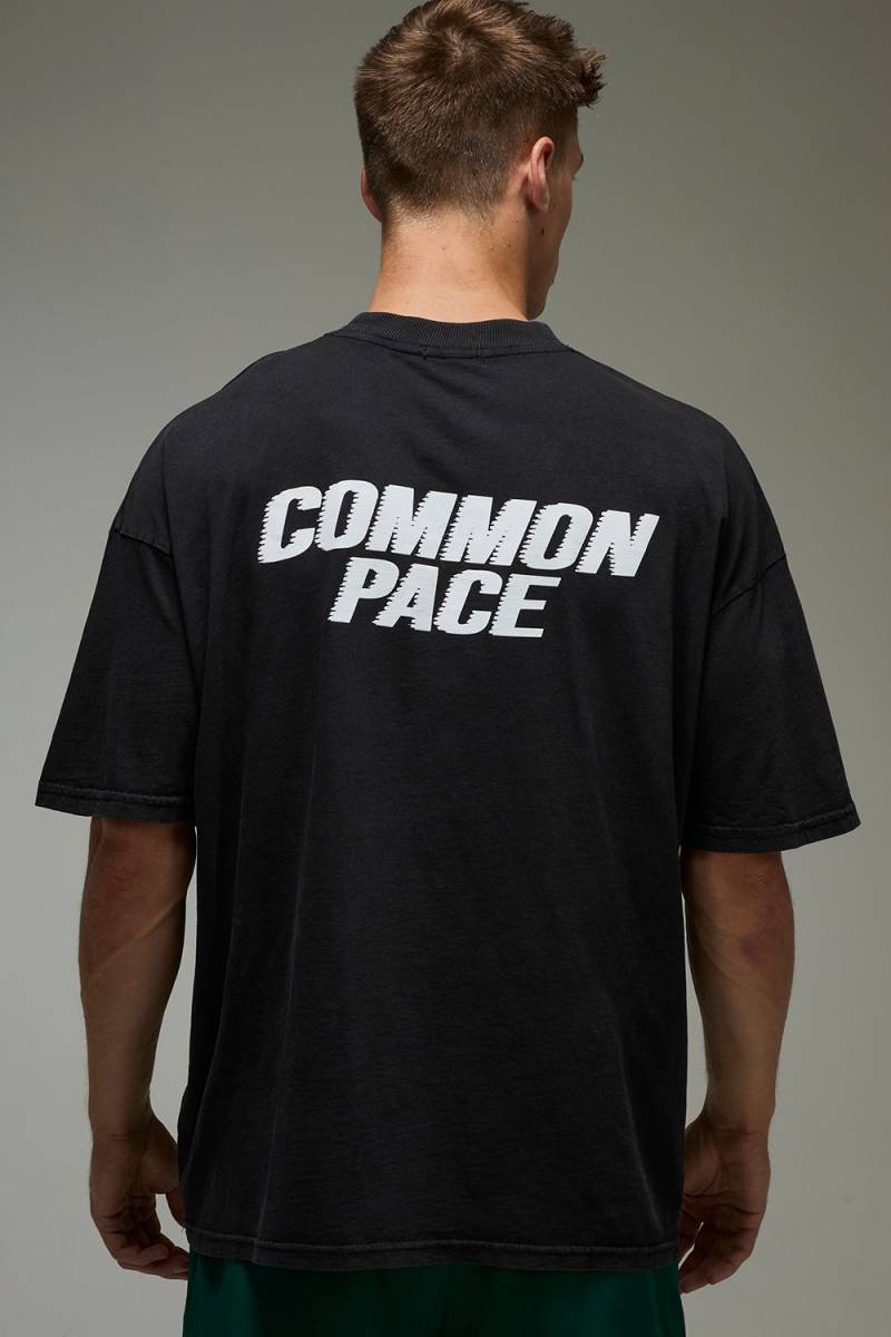 Oversize T-Shirt mit Man Active geteiltem Pace Print - Schwarz - L, Schwarz von boohooman