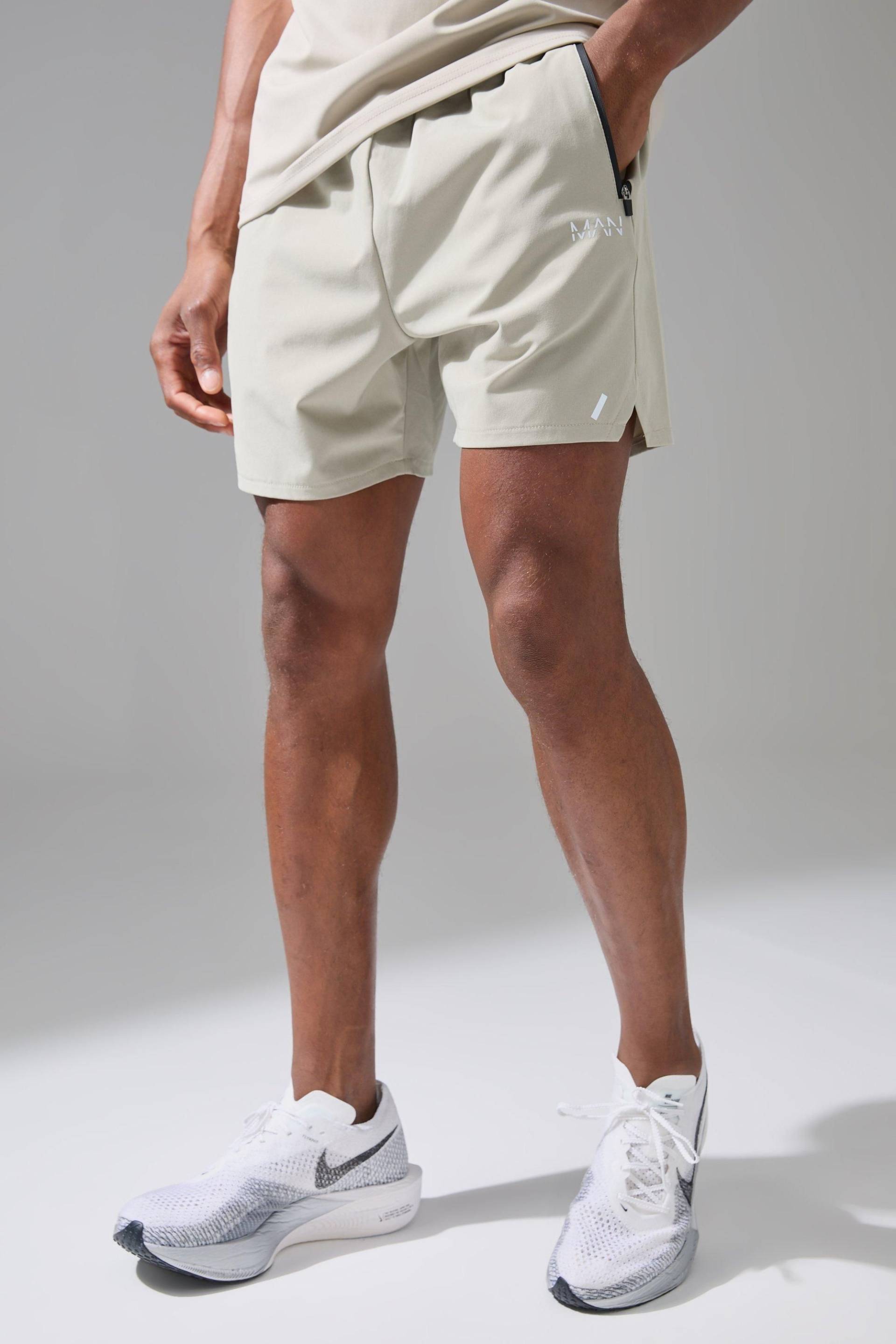 Man Active 5-in-1 Shorts - Taupe - XS, Taupe von boohooman
