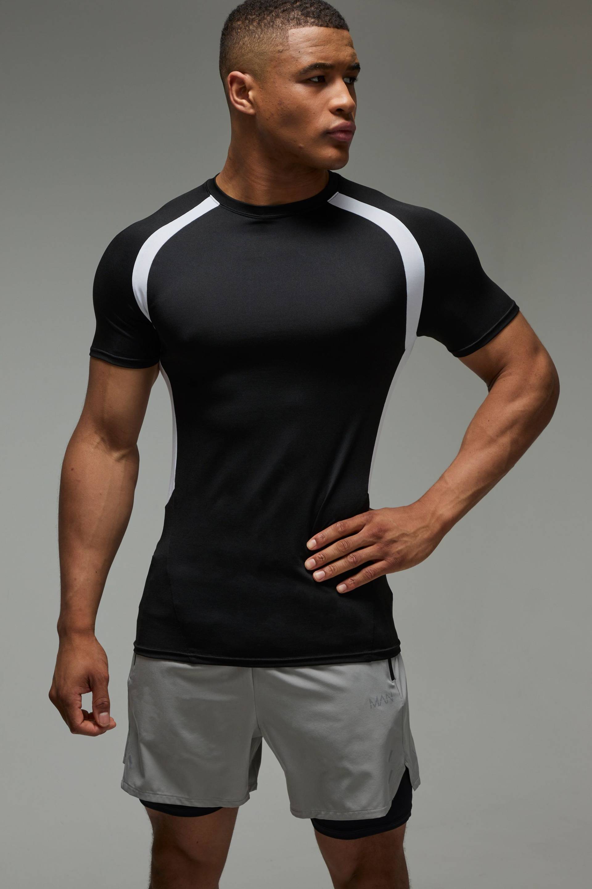 Man Active Colorblock Muscle-Fit T-Shirt - Schwarz - XL, Schwarz von boohooman