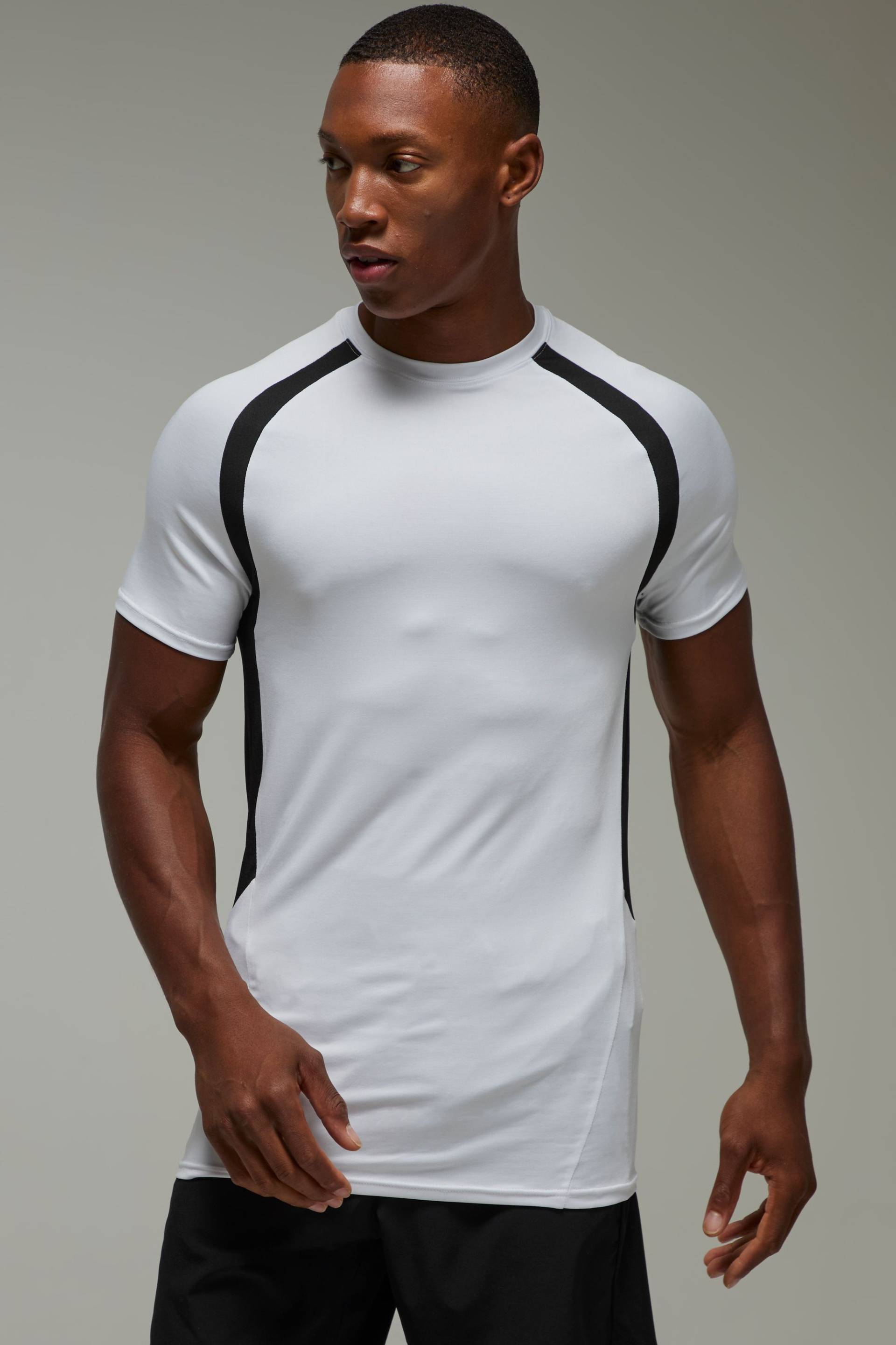 Man Active Colorblock Muscle-Fit T-Shirt - Weiß - XS, Weiß von boohooman