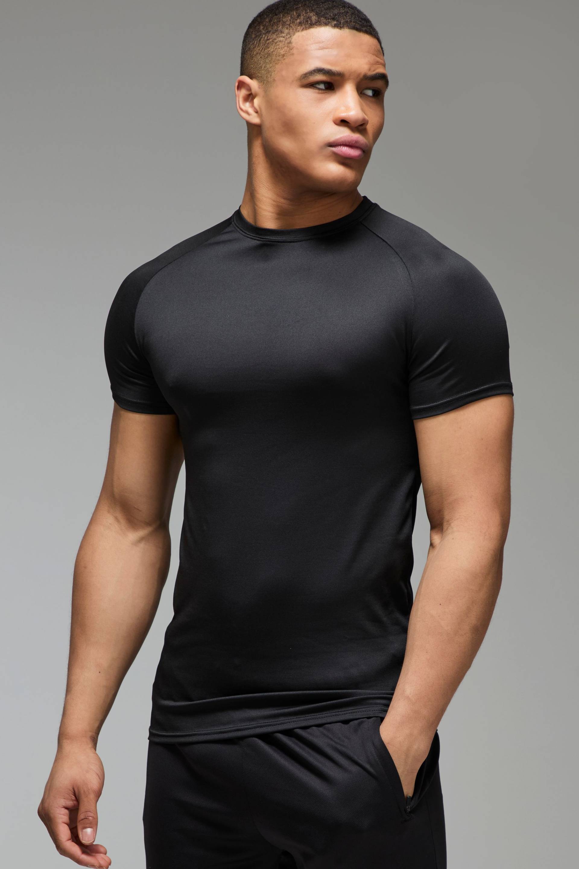 Man Active Lightweight Essentials Fitness Muscle Fit T-Shirt mit Raglanärmeln - Schwarz - XS, Schwarz von boohooman