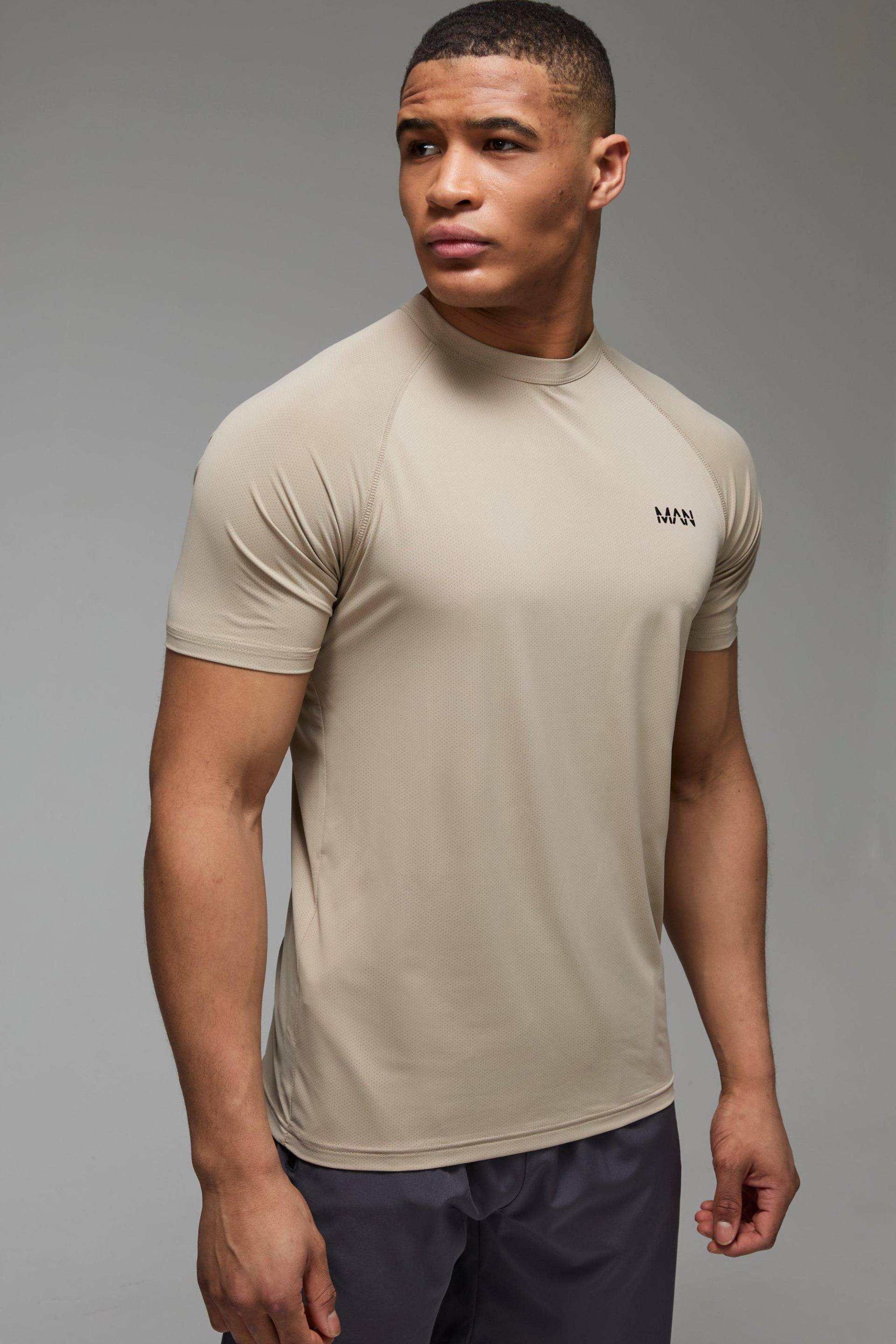 Man Active Performance Raglan T-Shirt - Taupe - XS, Taupe von boohooman