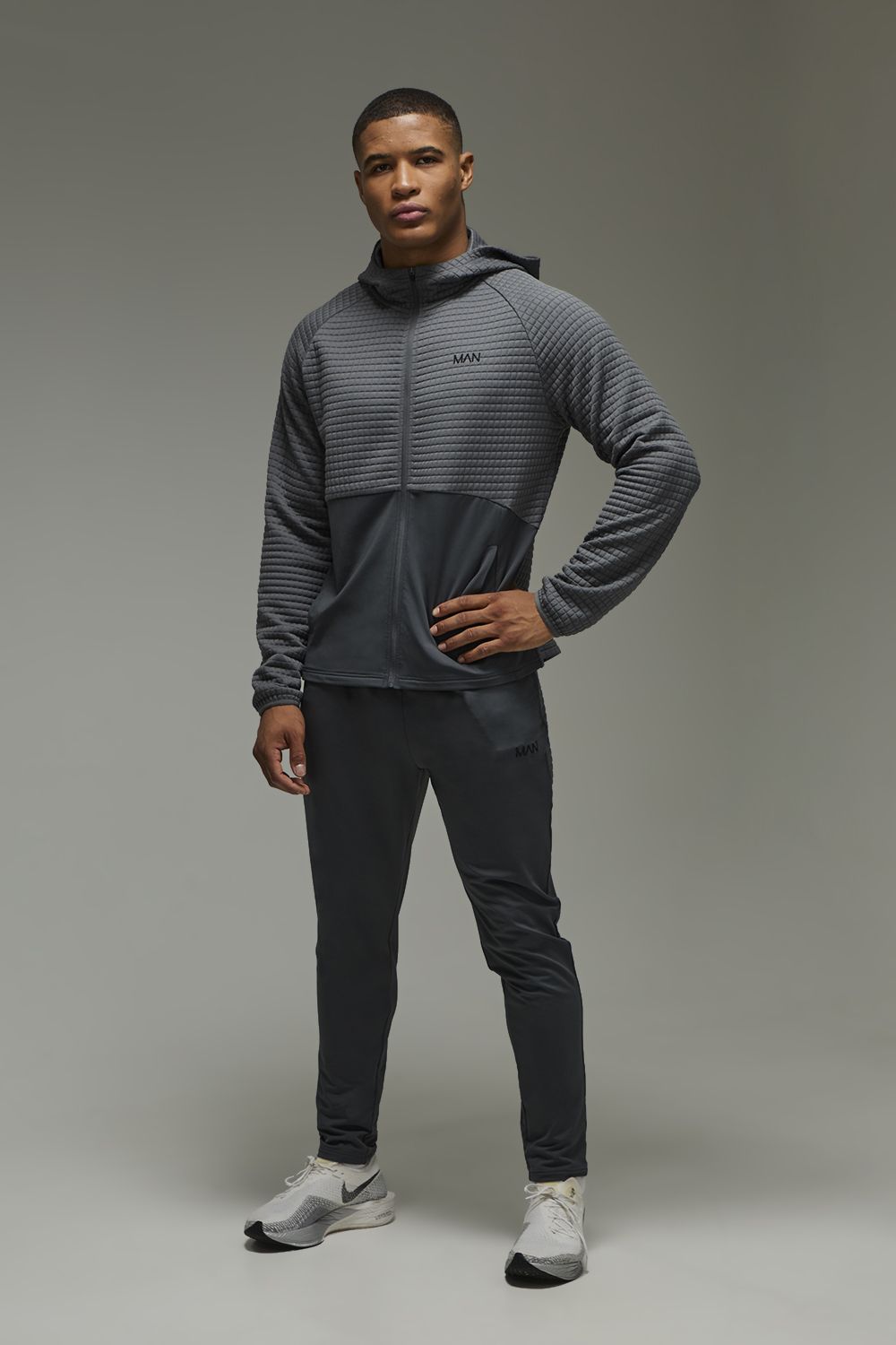 Gesteppter Man Active Hoodie und schmale Jogginghose - Grau - XS, Grau Gesteppter Man Active Hoodie und schmale Jogginghose - Grau - XS, Grau von boohooman