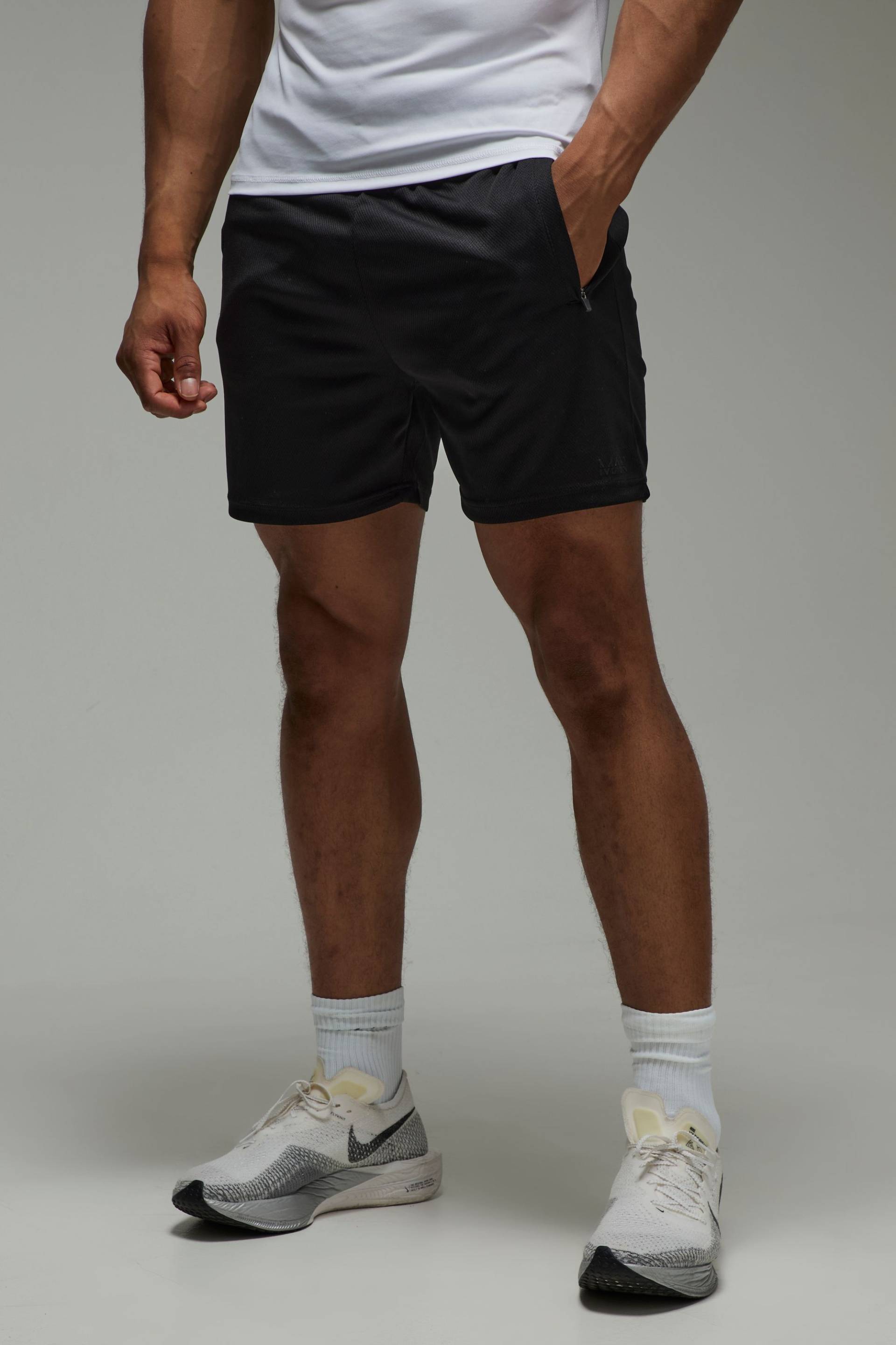 Man Active Stretch Gym-Shorts mit Reißverschluss-Taschen von boohooman