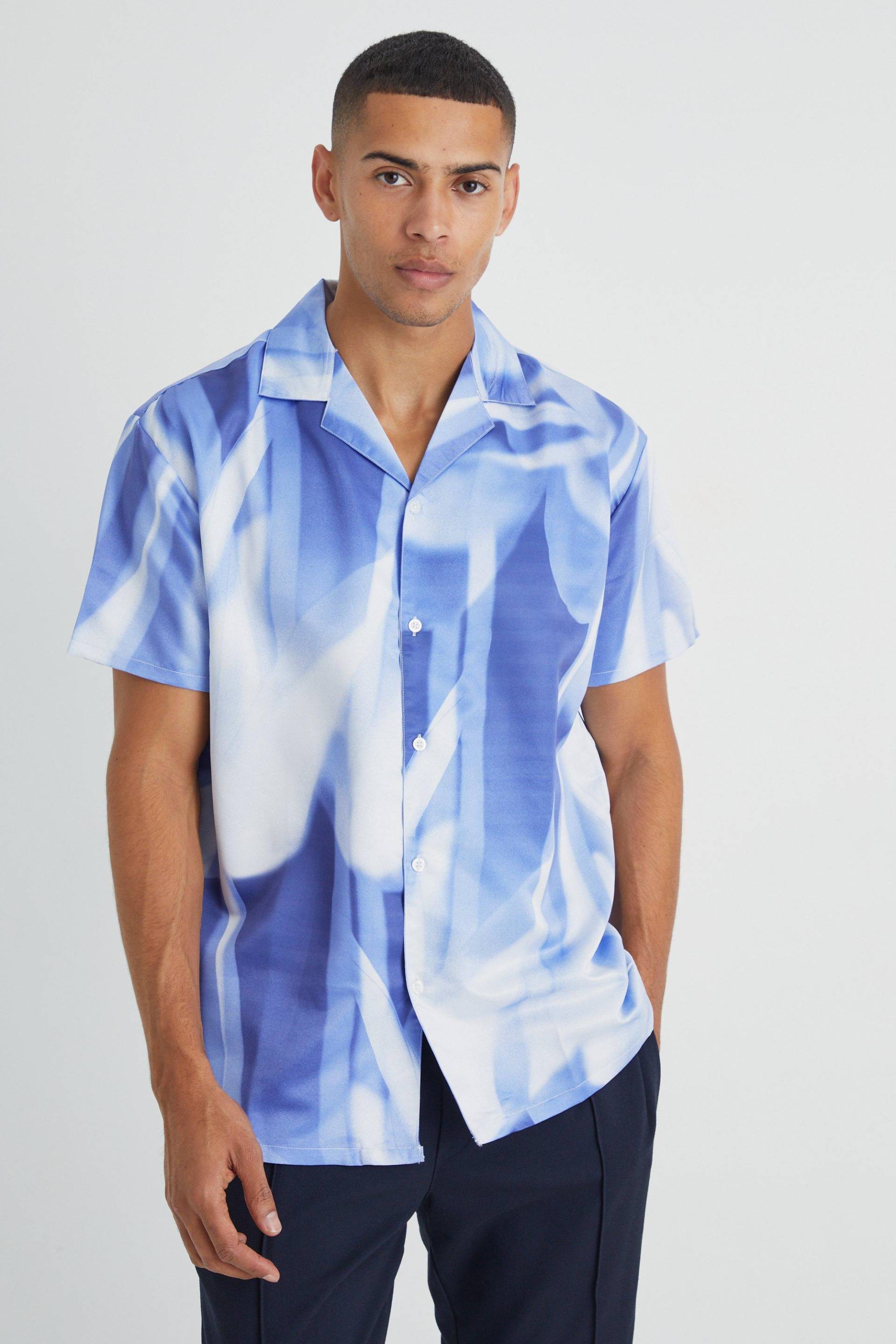 Mens Kurzärmliges Oversize Satin-Hemd mit abstraktem Print - Lila - M, Lila von boohooman