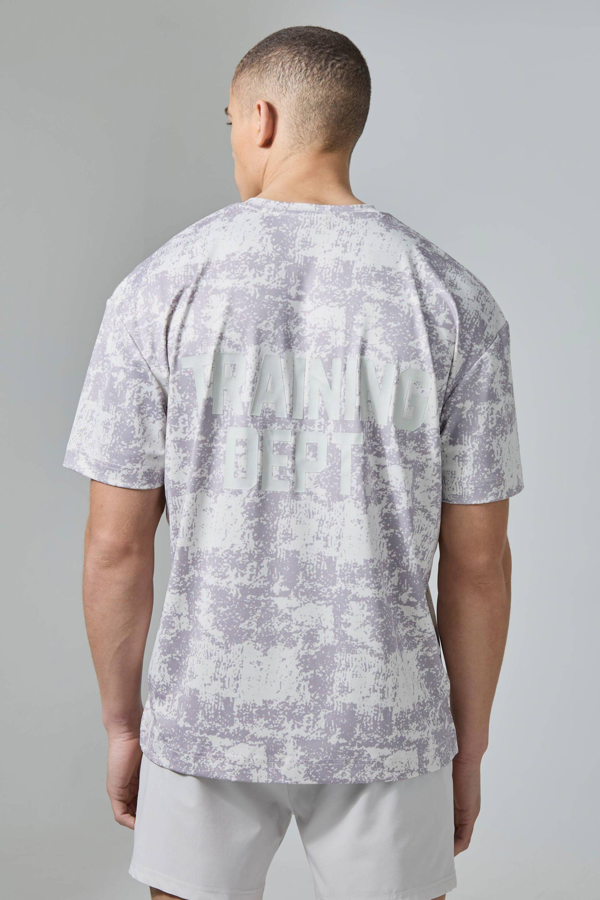 Mens Oversize Camouflage T-Shirt mit Active Training Dept Print - Grau - XS, Grau von boohooman