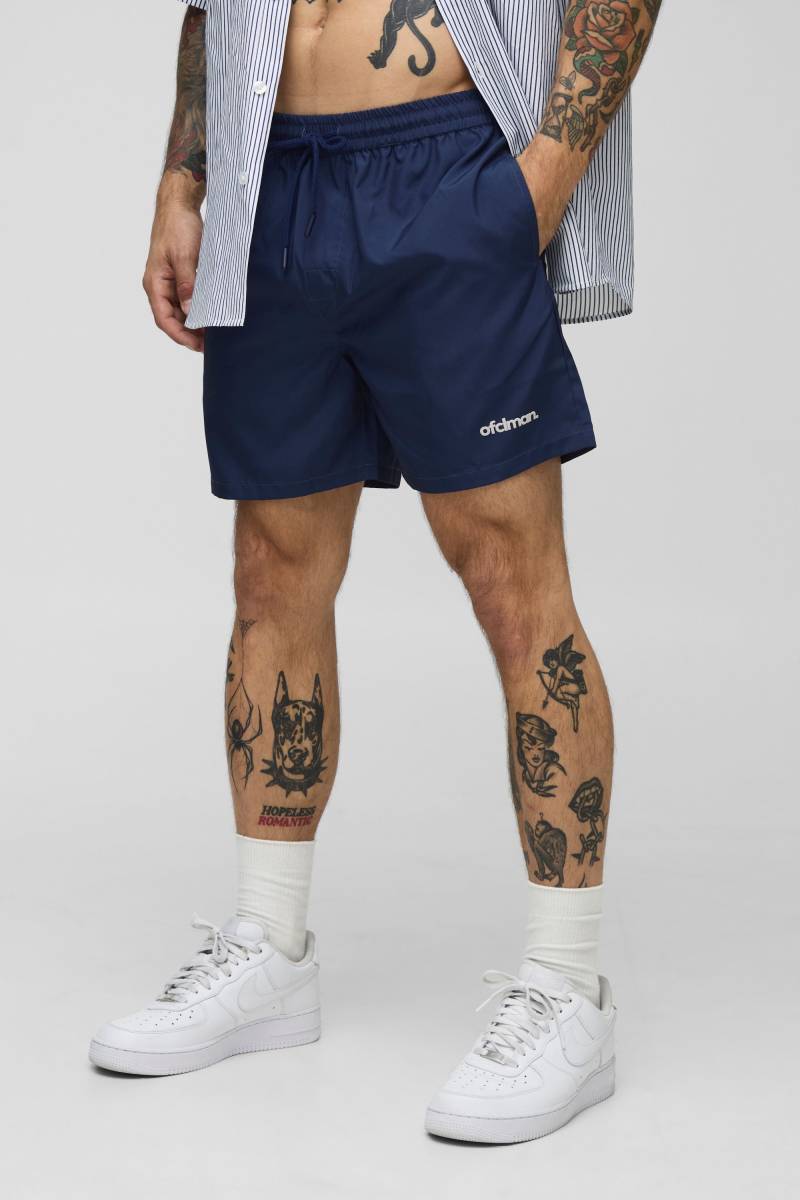Mittellange Badehose mit Official Man Logo Print - Blau - M, Blau von boohooman