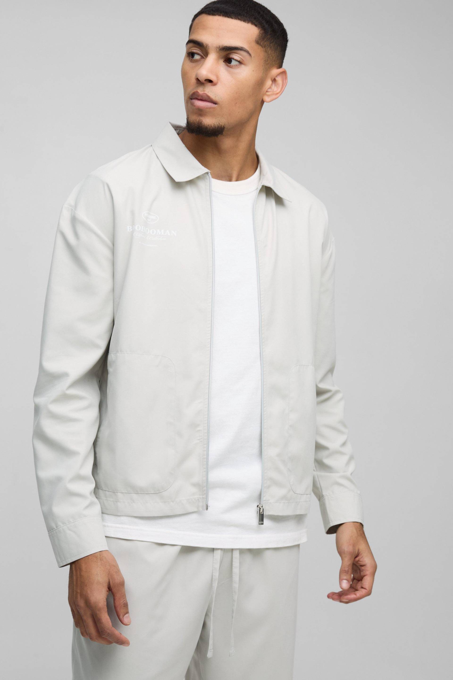 Nylon Overshirt mit Man Taschen-Detail und Reißverschluss - Grau - XS, Grau Nylon Overshirt mit Man Taschen-Detail und Reißverschluss - Grau - XS, Grau von boohooman