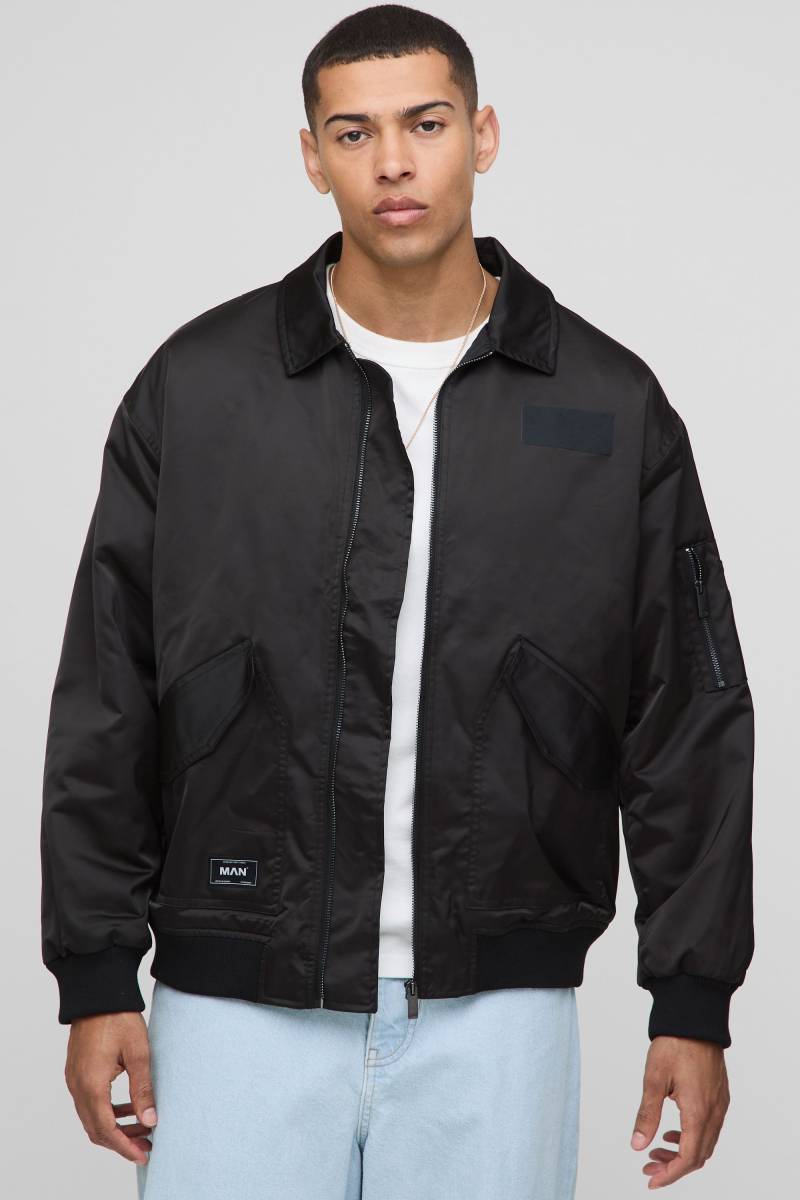 Oversize Nylon Fliegerjacke mit Kragen - Schwarz - XS, Schwarz Oversize Nylon Fliegerjacke mit Kragen - Schwarz - XS, Schwarz von boohooman
