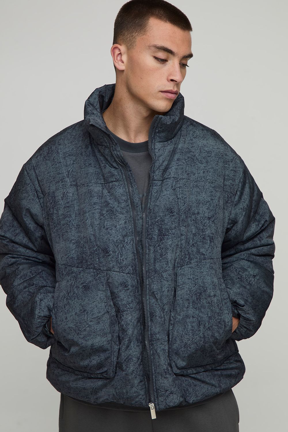 Oversize Steppjacke mit Trichterkragen - Schwarz - XS, Schwarz Oversize Steppjacke mit Trichterkragen - Schwarz - XS, Schwarz von boohooman