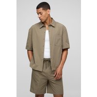 Oversize Stretch-Hemd mit kurzen Ärmeln & lockere Shorts - Taupe - XS, Taupe Oversize Stretch-Hemd mit kurzen Ärmeln & lockere Shorts - Taupe - XS, Taupe von boohooman