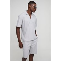 Oversize gestreiftes Seersucker Hemd mit V-Ausschnitt & Shorts von boohooman