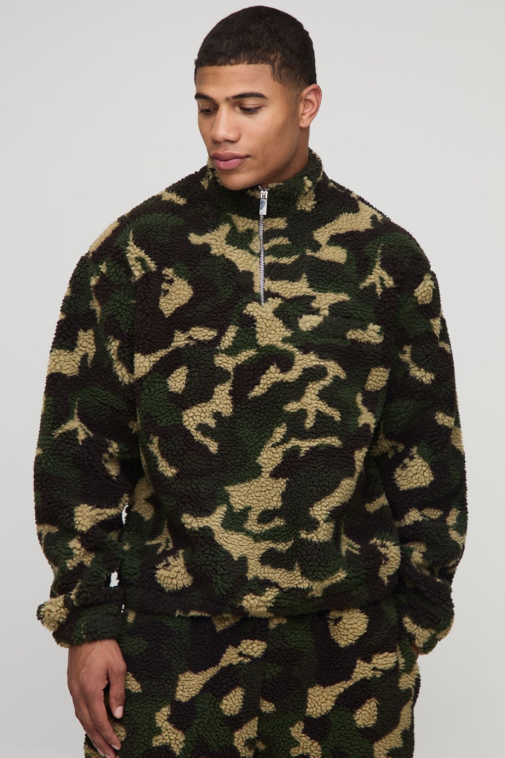 Kastiges Oversize Camouflage Borg-Sweatshirt - Khaki - S, Khaki von boohooman