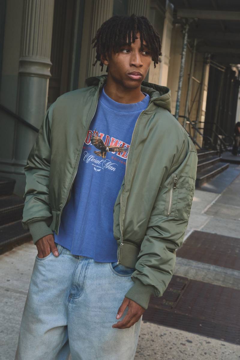 Kastige Oversize Nylon-Bomberjacke mit Kapuze - Khaki - L, Khaki von boohooman