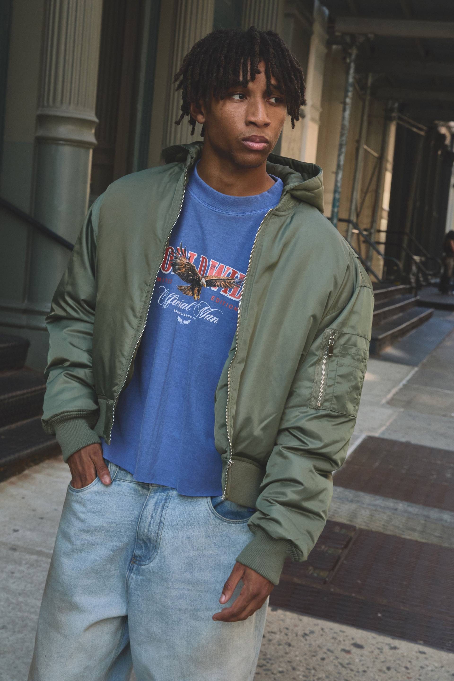 Kastige Oversize Nylon-Bomberjacke mit Kapuze - Khaki - XL, Khaki von boohooman