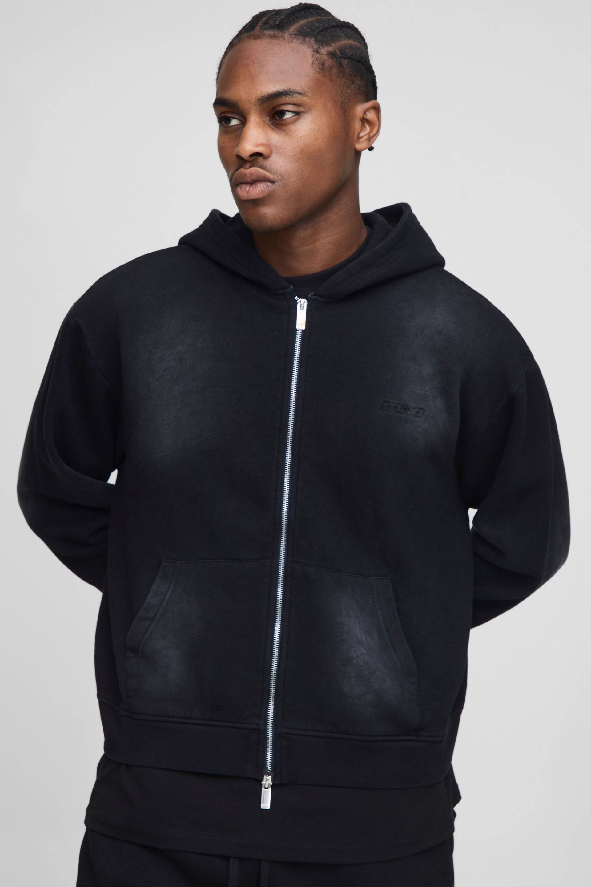Kastiger Oversize Hoodie mit Spray-Waschung und Man-Stickerei - Schwarz - XS, Schwarz Kastiger Oversize Hoodie mit Spray-Waschung und Man-Stickerei - Schwarz - XS, Schwarz von boohooman