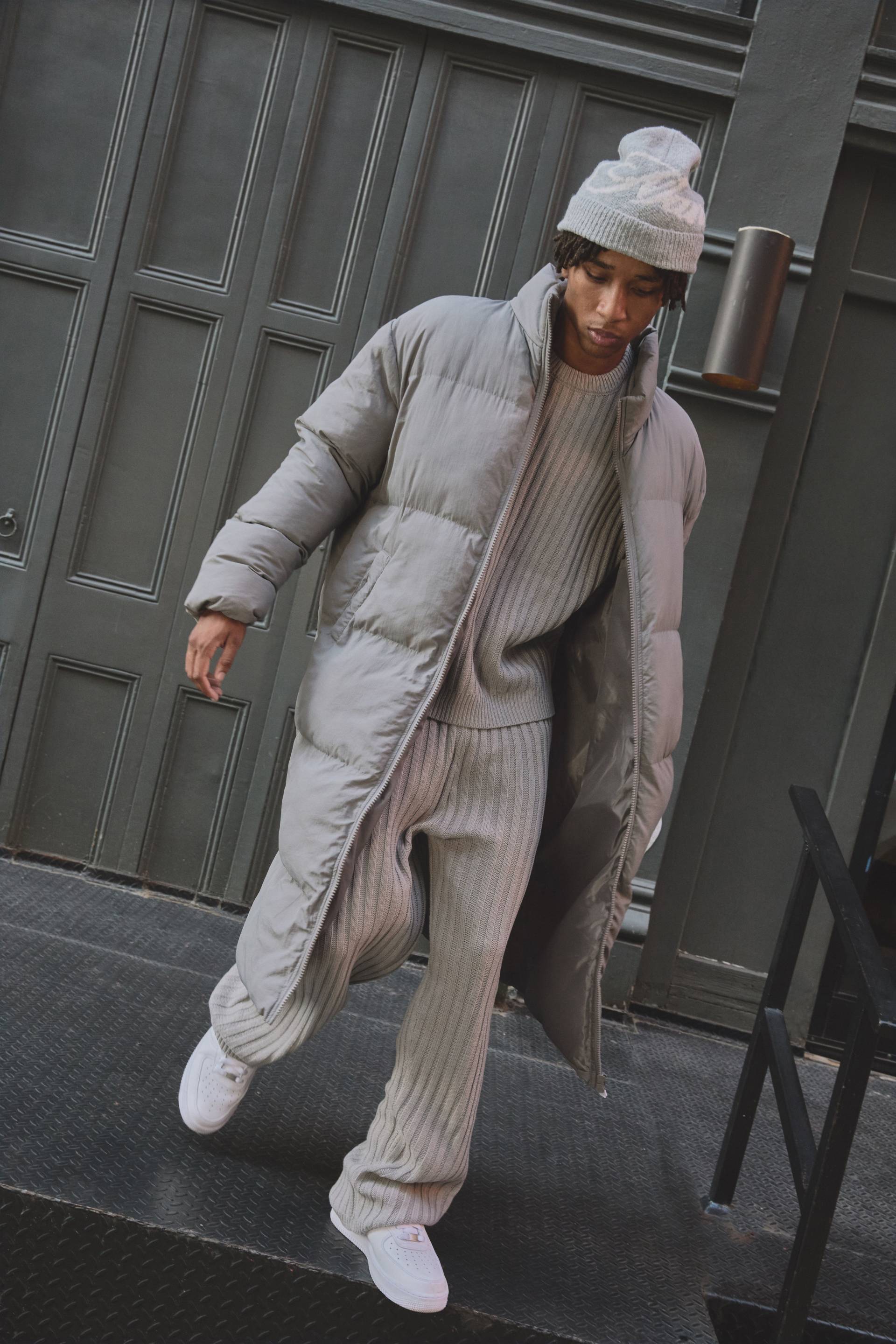 Oversized Crinkle Nylon Funnel Neck Longline Puffer Jacket - Grau - M, Grau von boohooman