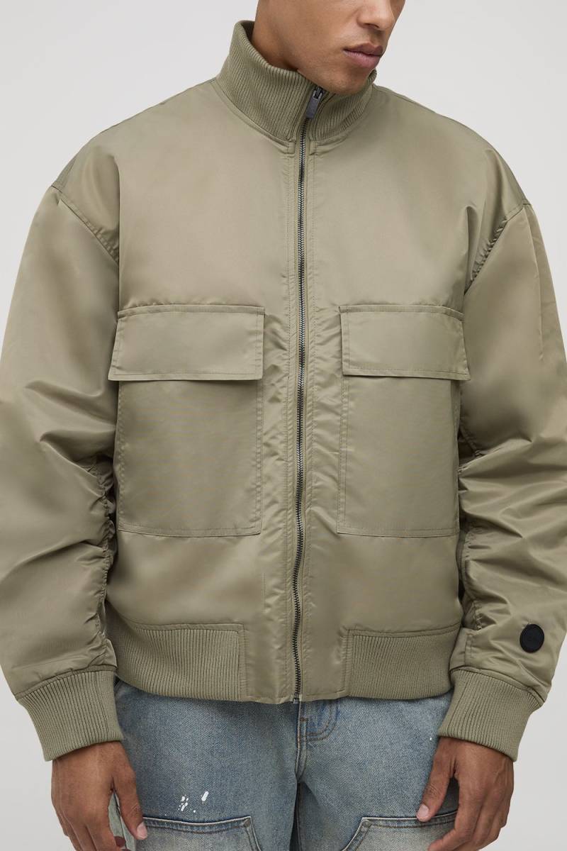 Gerippte Oversize Bomberjacke mit Trichterkragen - Khaki - M, Khaki von boohooman