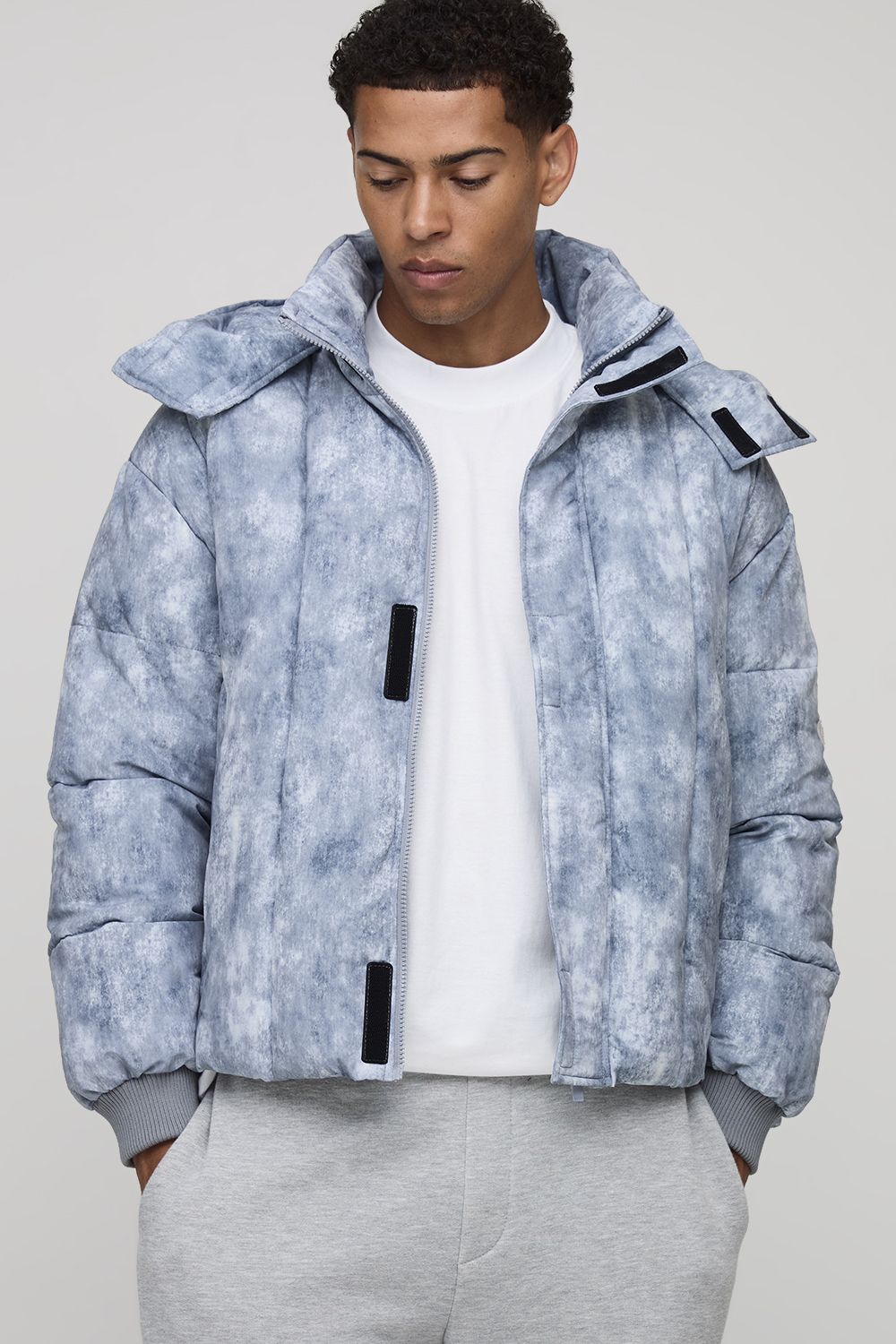 Oversize Nylon Steppjacke mit Trichterkragen - Grau - XS, Grau Oversize Nylon Steppjacke mit Trichterkragen - Grau - XS, Grau von boohooman