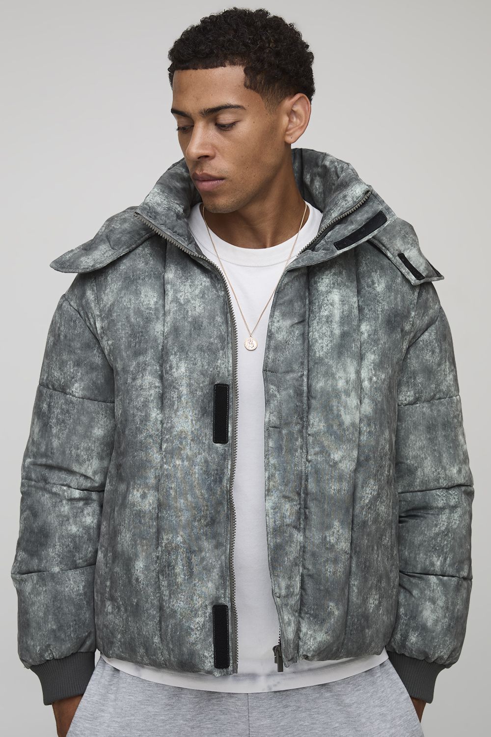 Oversize Nylon Steppjacke mit Trichterkragen - Khaki - XS, Khaki Oversize Nylon Steppjacke mit Trichterkragen - Khaki - XS, Khaki von boohooman
