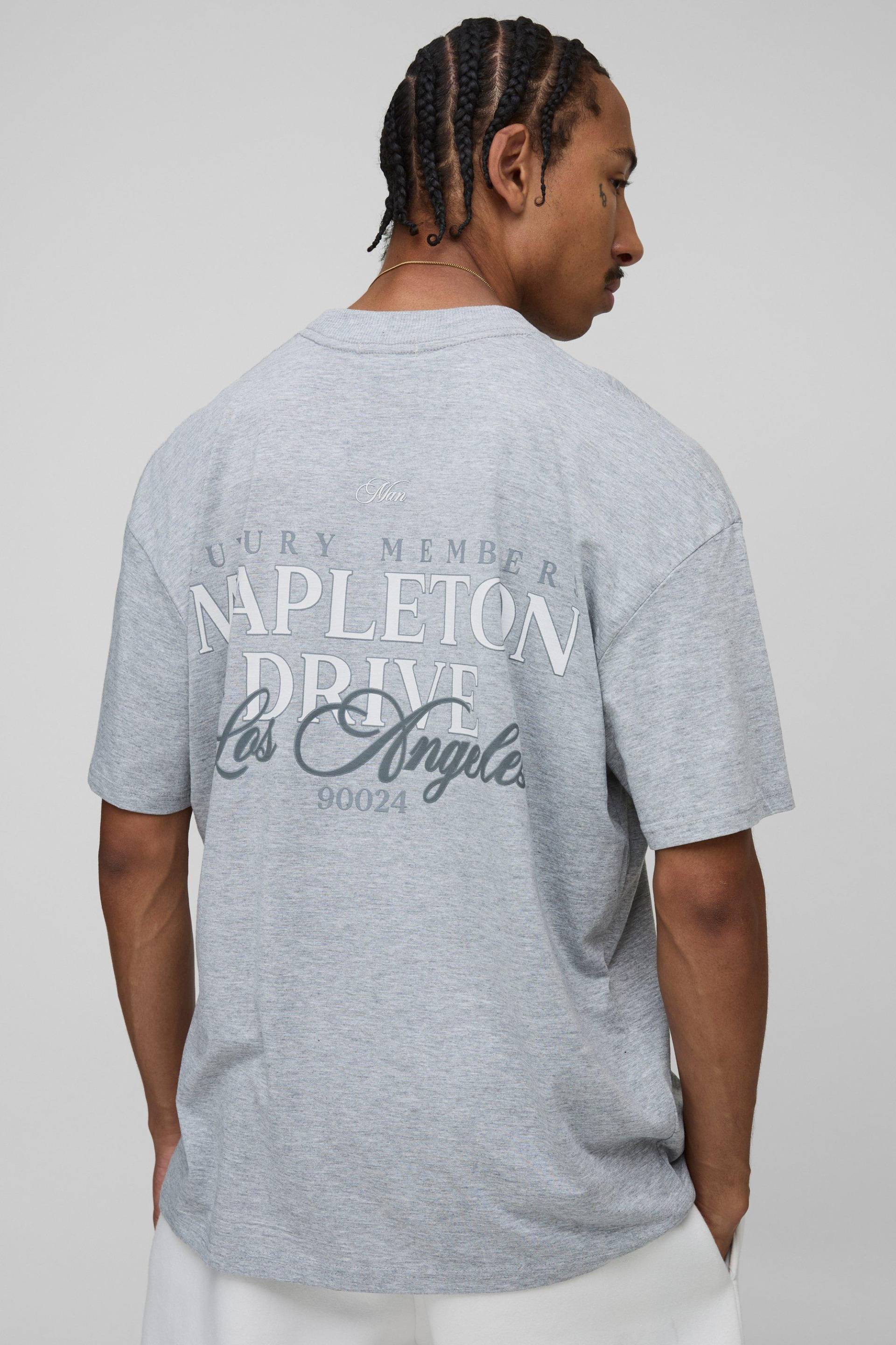 Oversized Man Script Mapleton Drive Extended Neck T-Shirt - Grau - XL, Grau von boohooman