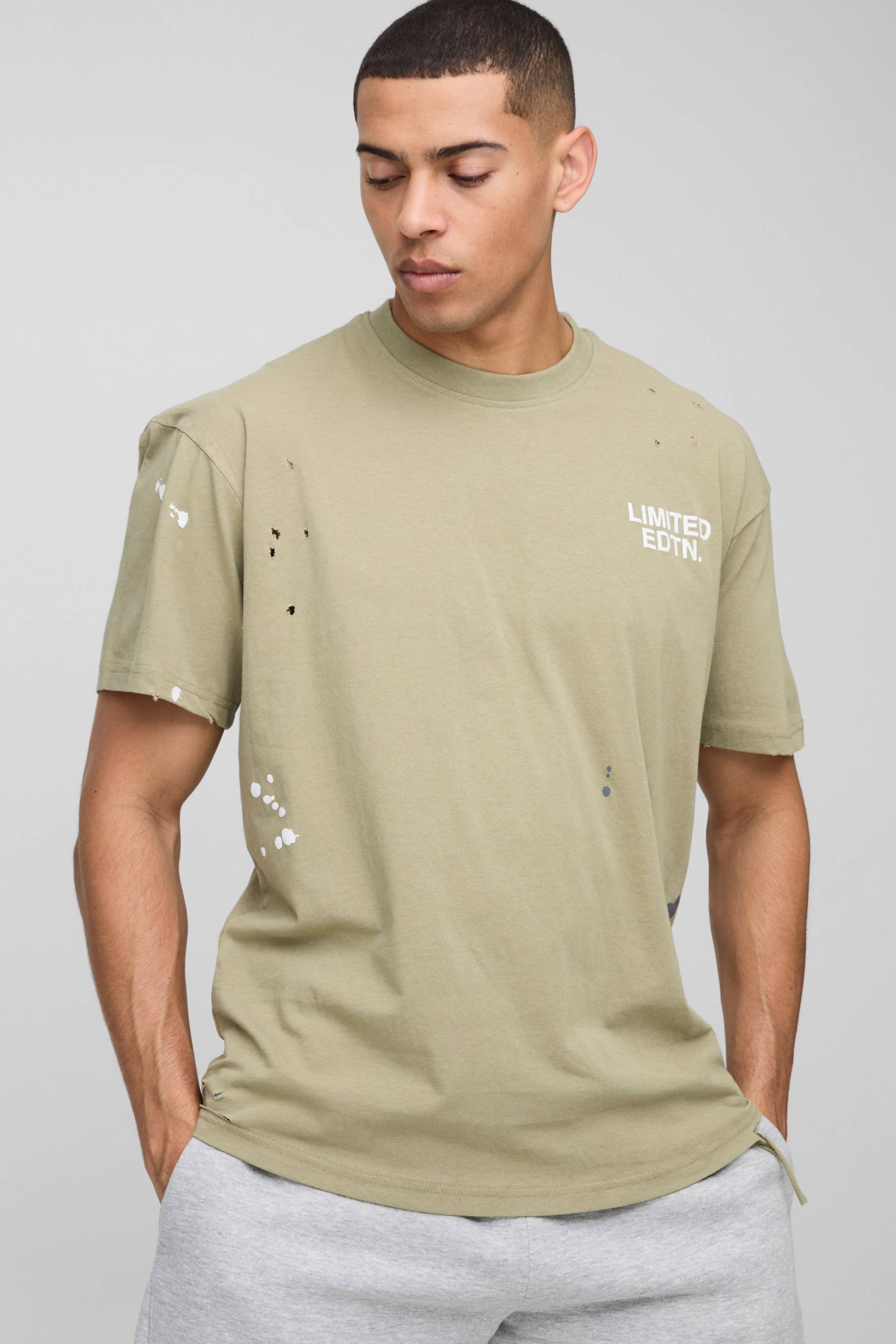 Zerrissenes Oversize Limited Edition T-Shirt mit Farbspritzern - Khaki - XS, Khaki von boohooman
