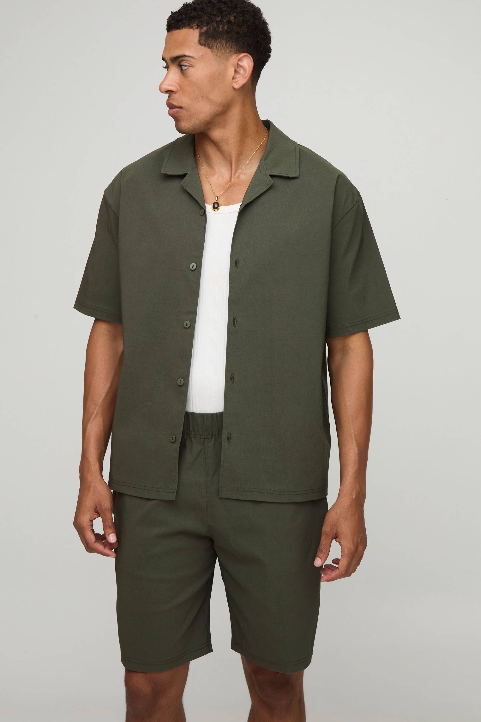 Kurzärmliges Oversize Stretch-Hemd & Shorts - Khaki - L, Khaki von boohooman