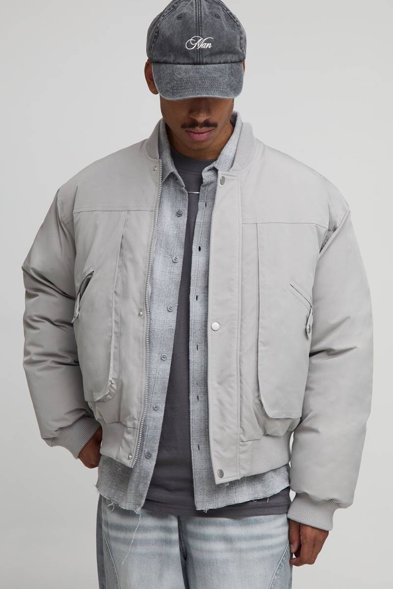 Oversize Nylon Bomberjacke mit Naht-Detail - Grau - L, Grau Oversize Nylon Bomberjacke mit Naht-Detail - Grau - L, Grau von boohooman
