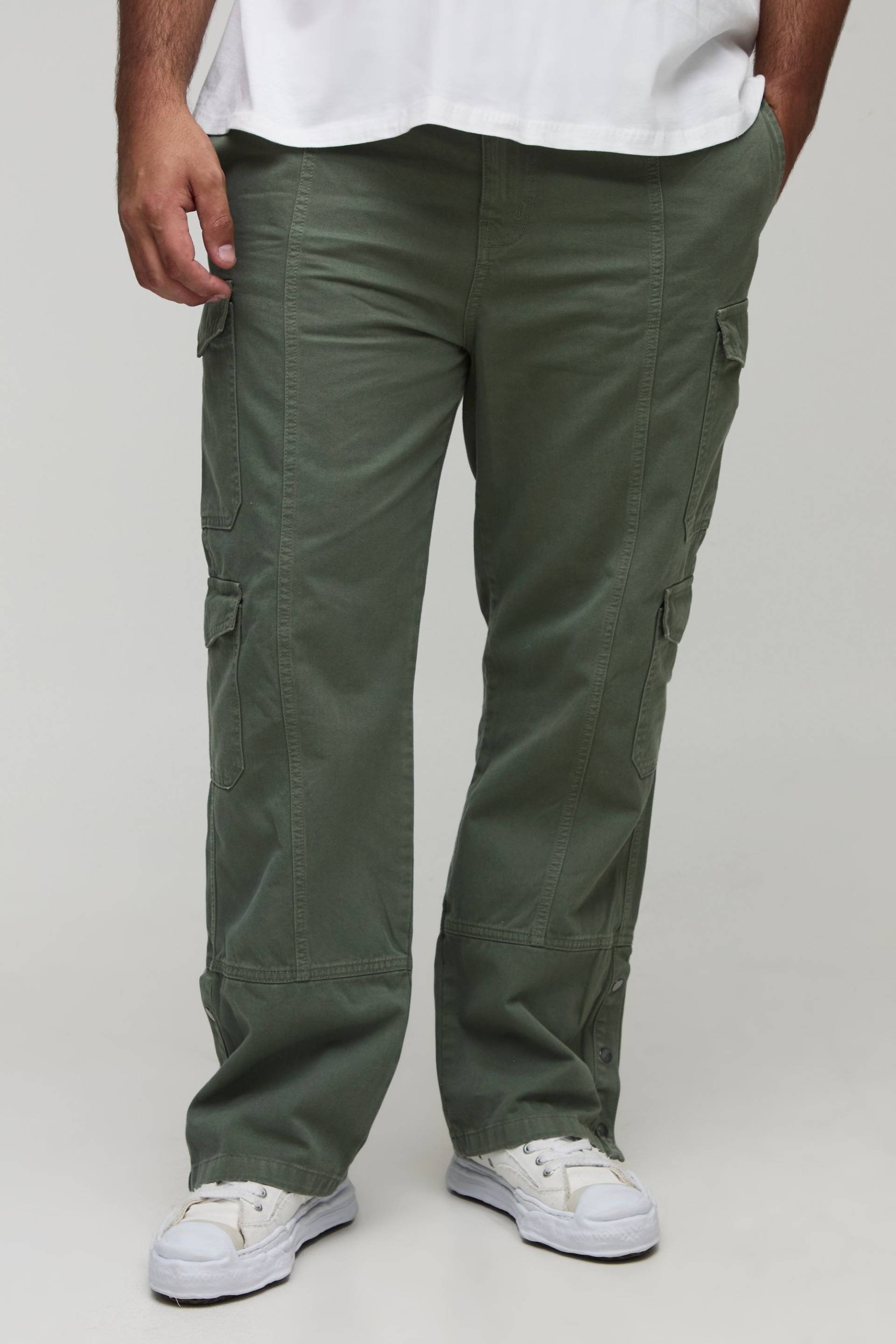 Plus Slim-Fit Schlaghose mit Taschen - Khaki - 46, Khaki von boohooman