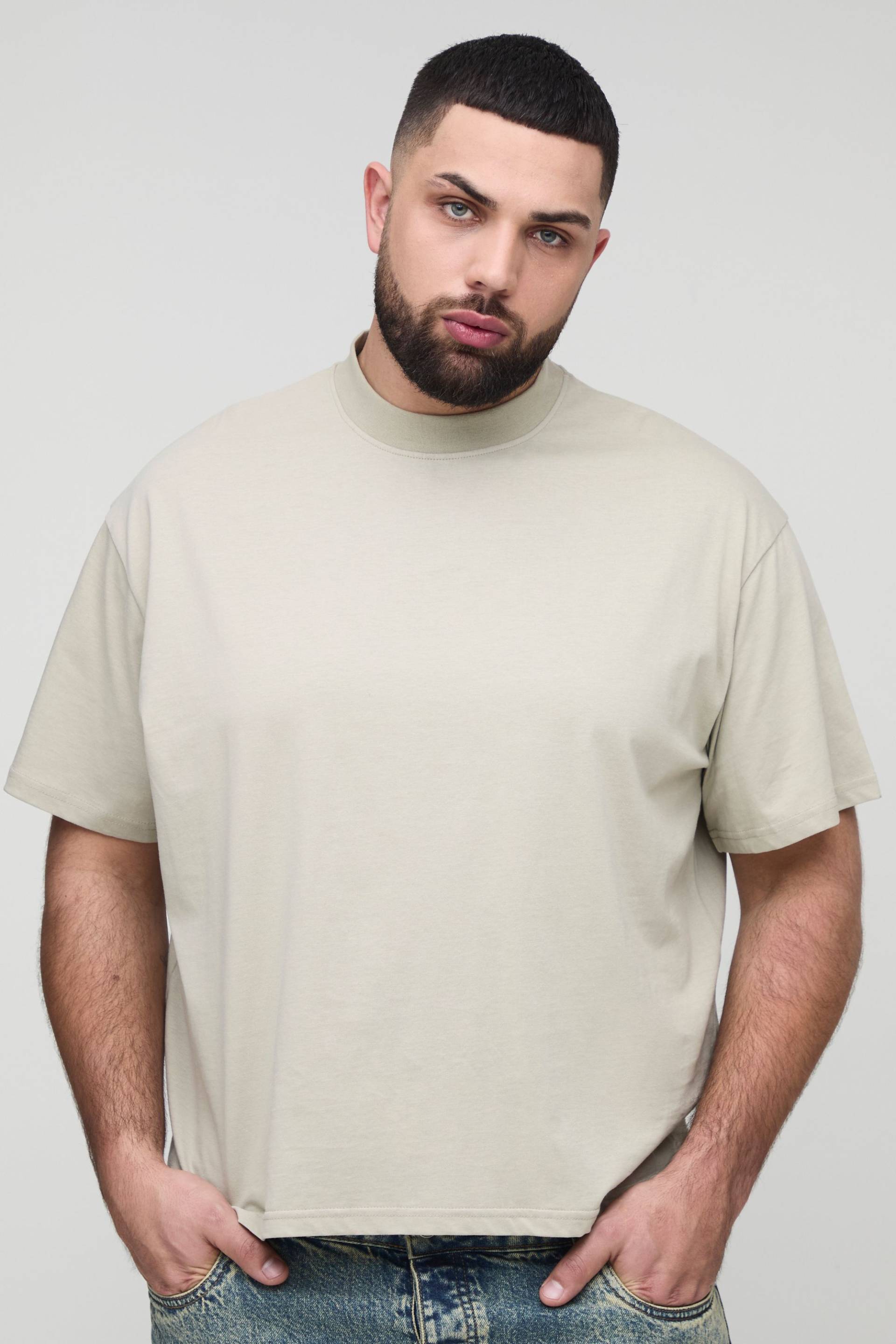 Plus kastiges Basic Oversize T-Shirt - light khaki - 4XL, light khaki von boohooman