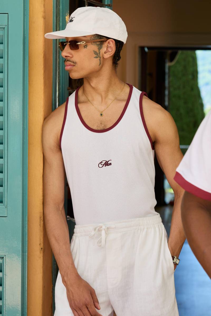 Geripptes Ringer-vesttop mit Man-Stickerei - Weiß - M, Weiß von boohooman