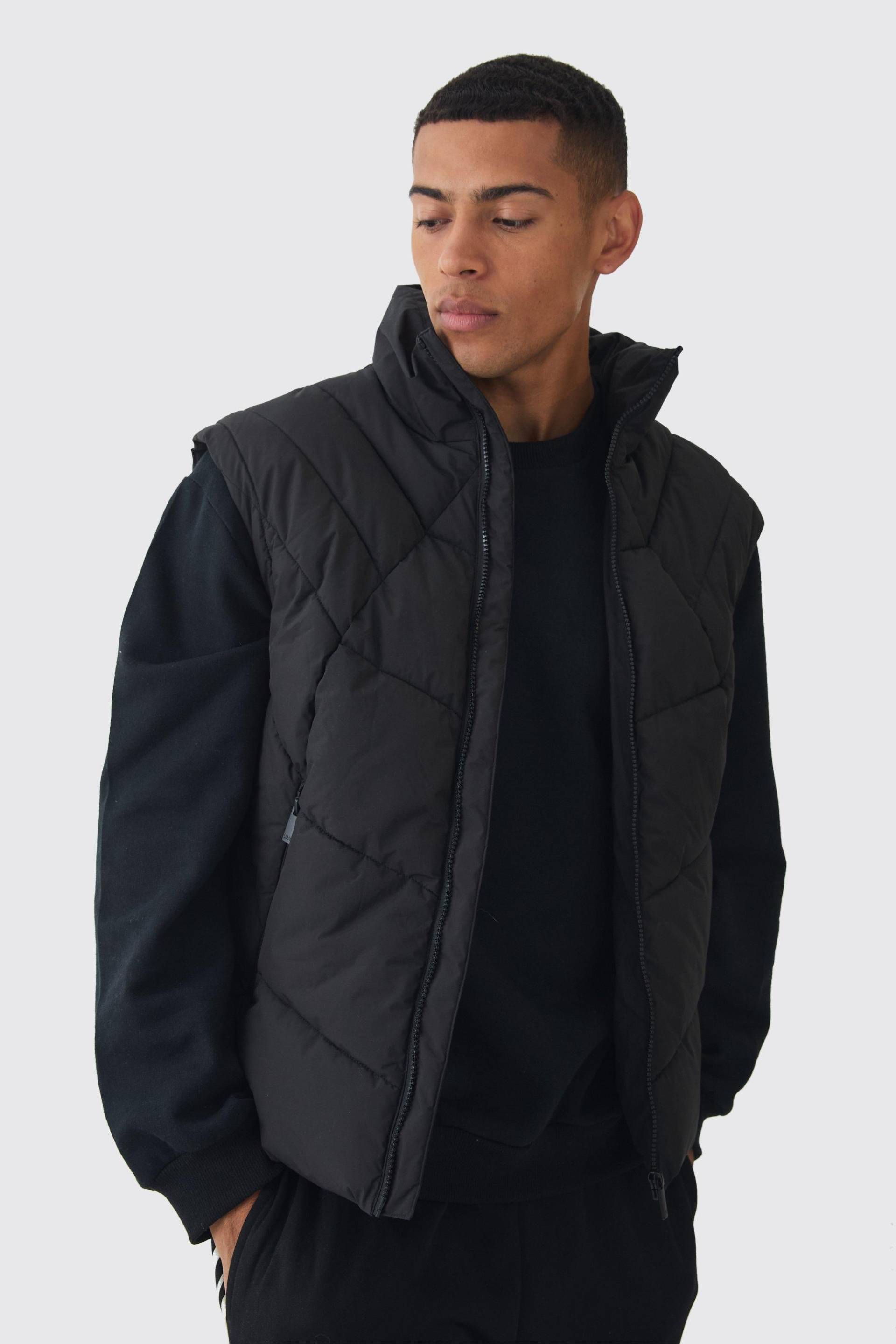 Gesteppte Weste mit Trichterkragen in Schwarz - XS, Schwarz Gesteppte Weste mit Trichterkragen in Schwarz - XS, Schwarz von boohooman