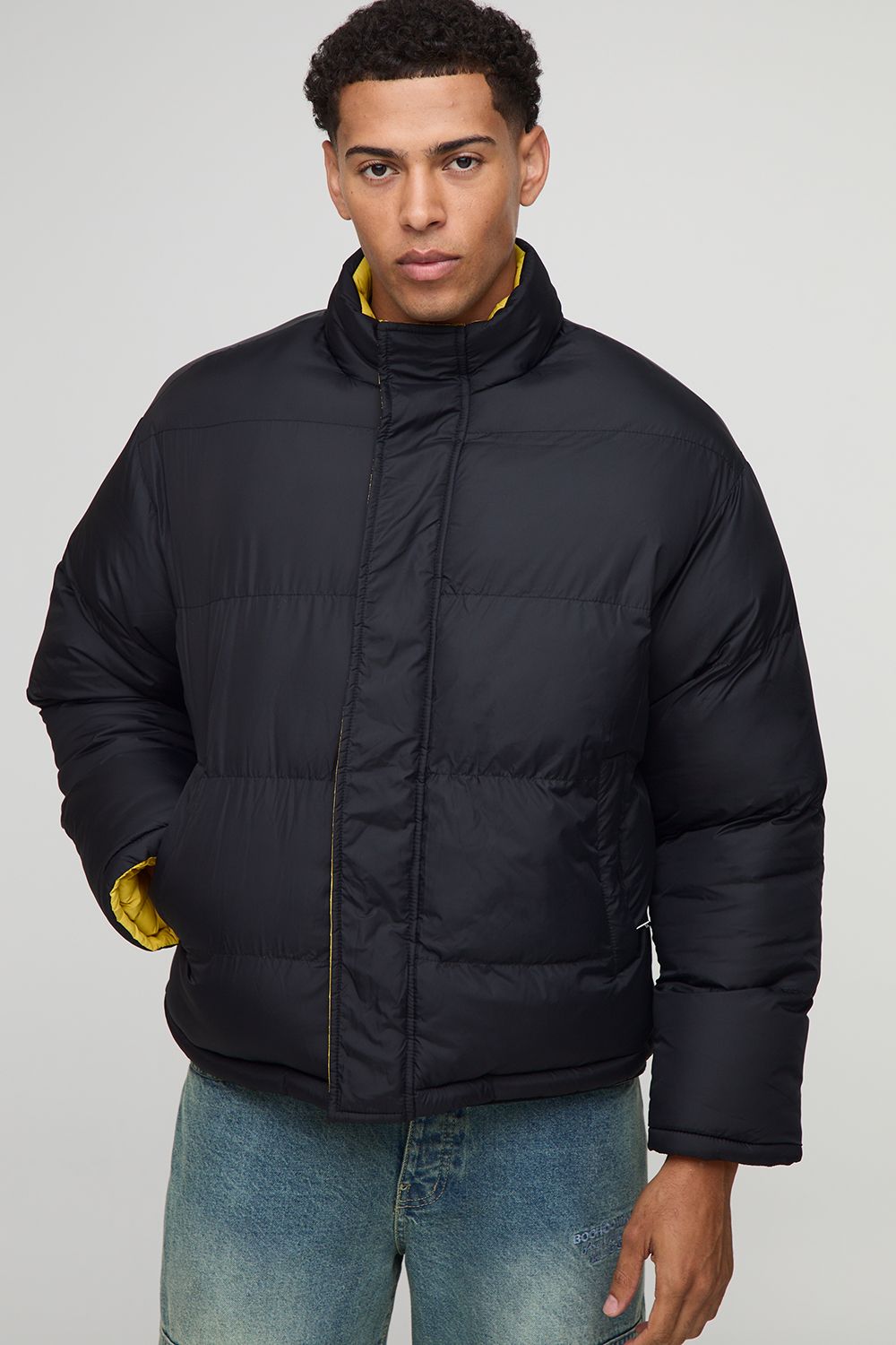 Wendbare Steppjacke mit Trichterkragen - Schwarz - XS, Schwarz Wendbare Steppjacke mit Trichterkragen - Schwarz - XS, Schwarz von boohooman