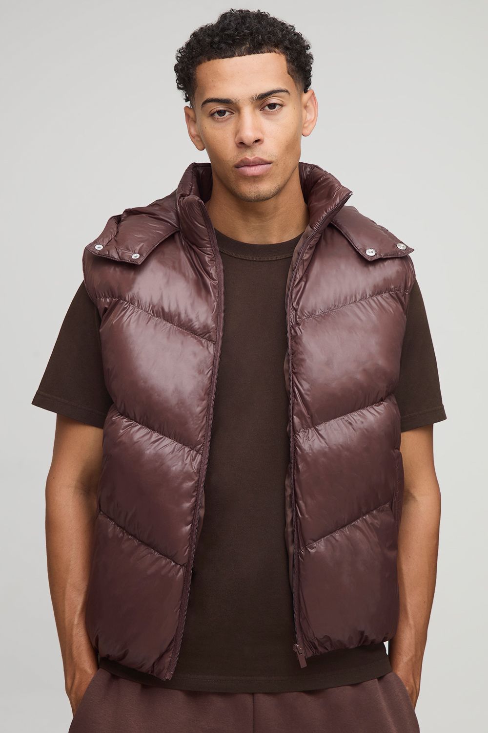 Glänzende Steppweste mit Kapuze - Braun - XS, Braun Glänzende Steppweste mit Kapuze - Braun - XS, Braun von boohooman