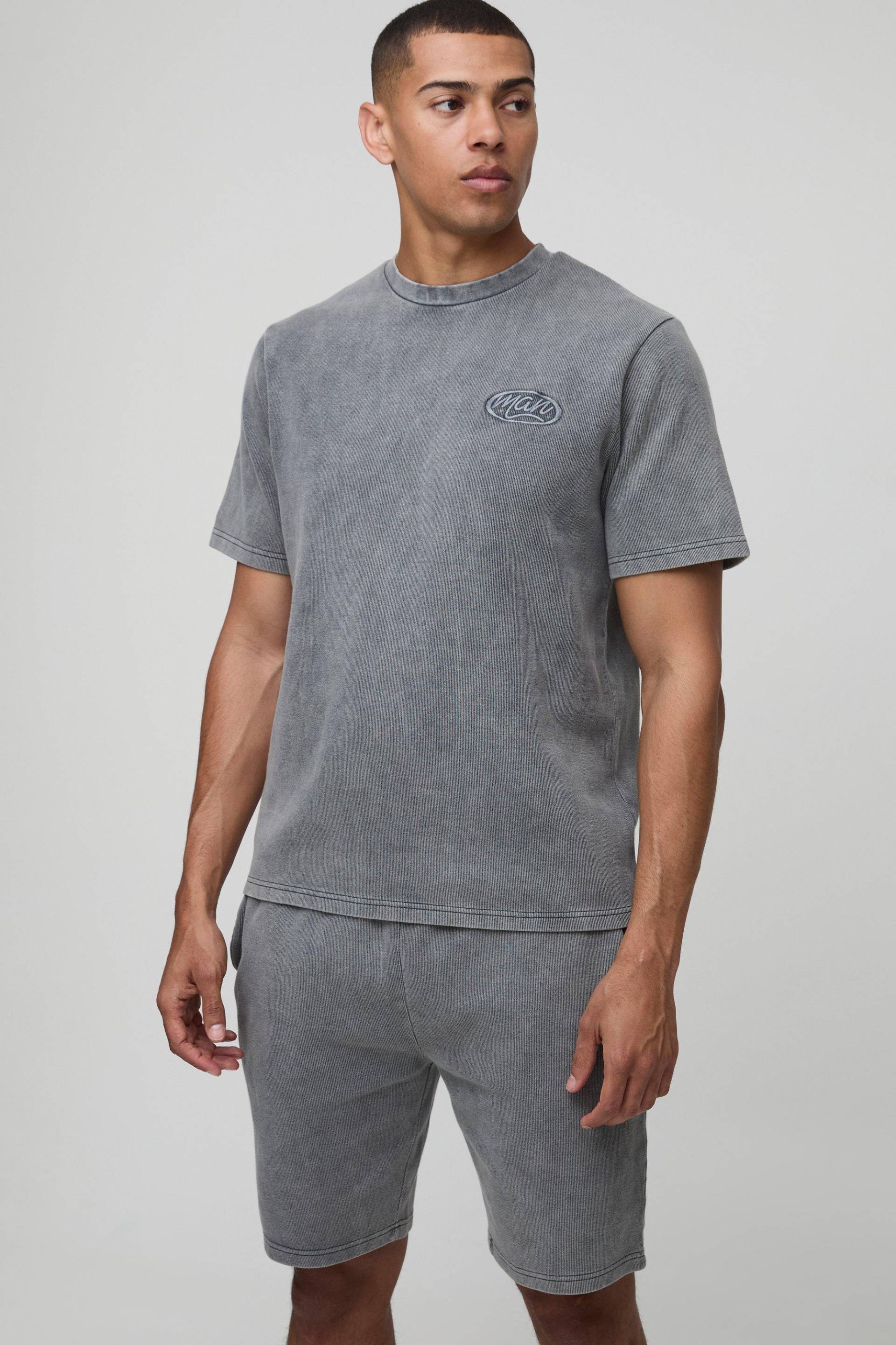 Geripptes T-Shirt mit Man-Stickerei & Shorts - Grau - M, Grau von boohooman